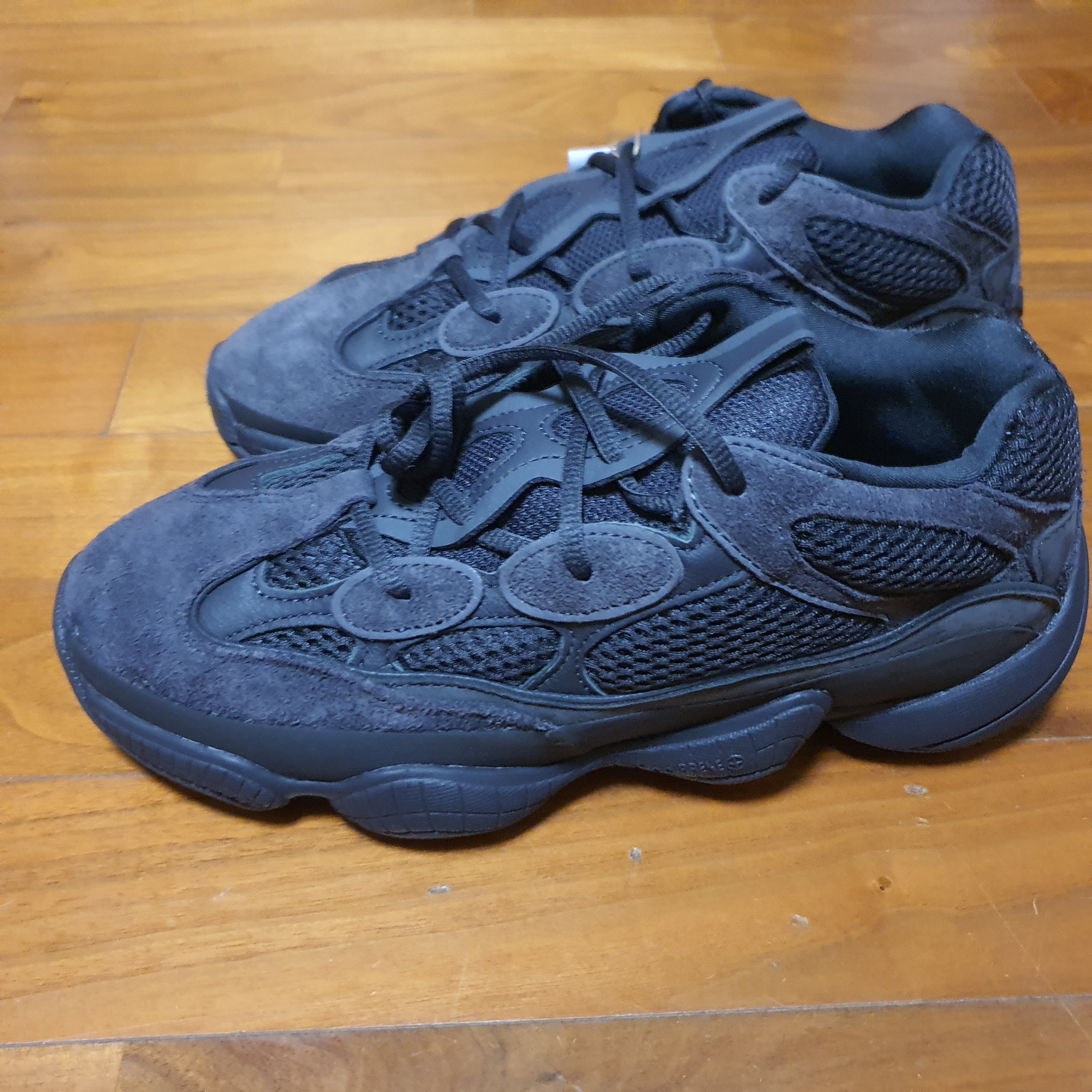 Adidas Yeezy 500 Utility Black 2022/2023 착용 스타일