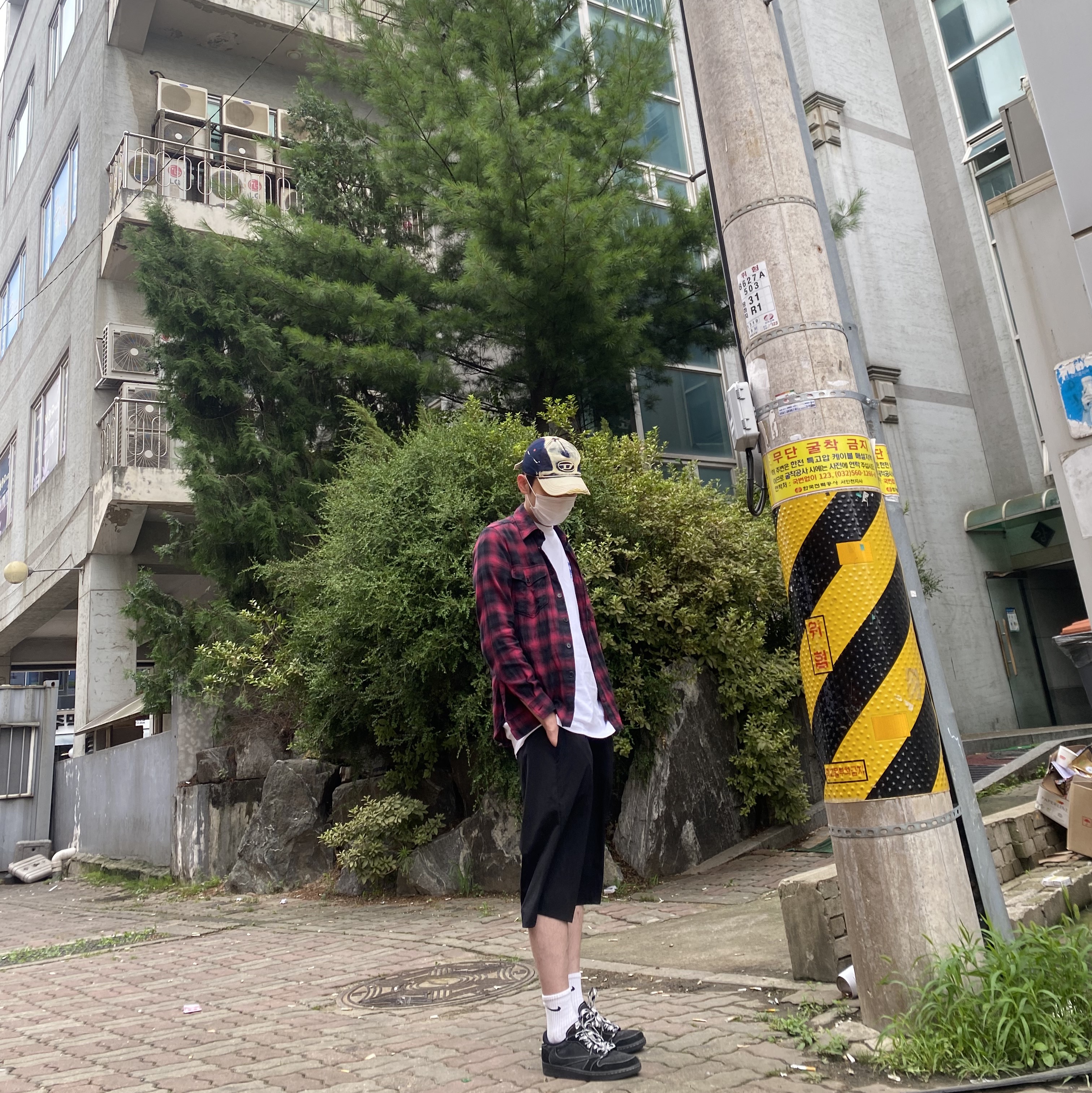Diesel C-Seymon Treated Denim Baseball Cap Blue White, Jordan 1 x Travis Scott Retro Low OG SP Black Phantom 착용 스타일 - 1