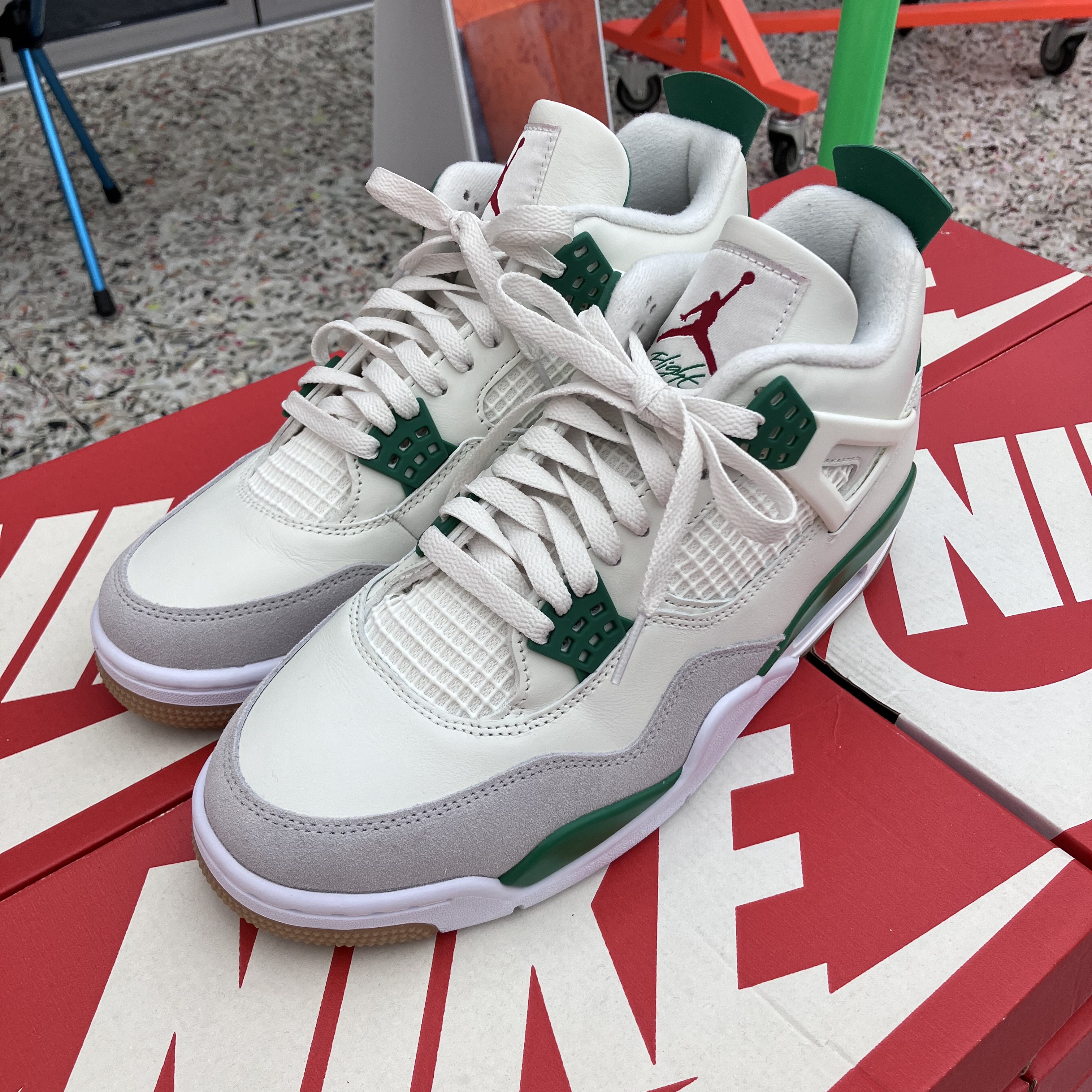 Jordan 1 Retro High OG Chicago 2022, Jordan 4 x Nike SB Retro SP Pine Green 착용 스타일 - 2