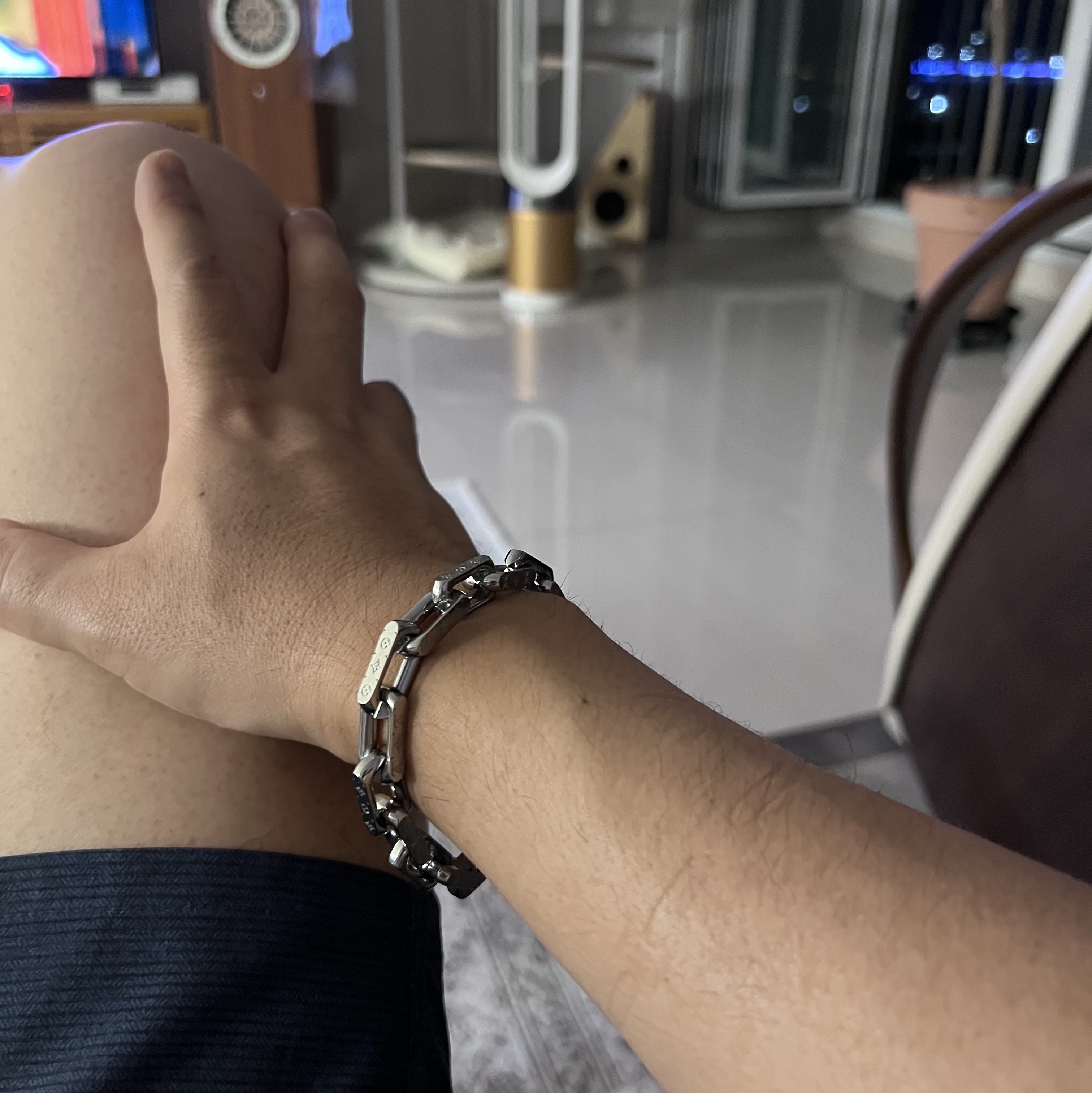 Louis Vuitton Monogram Chain Bracelet Silver 착용 스타일