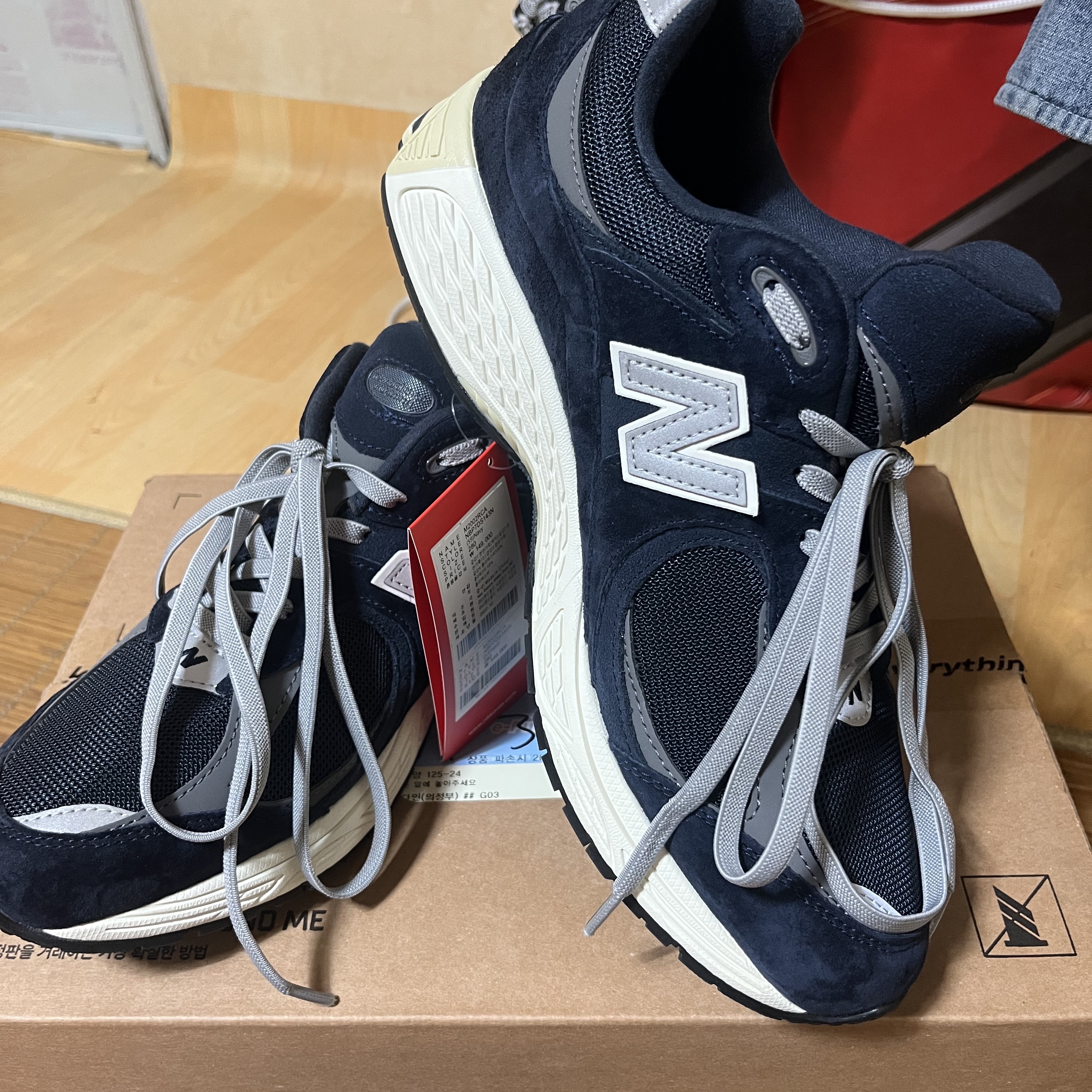 New Balance 2002R Eclipse Castlerock 착용 스타일 - 1