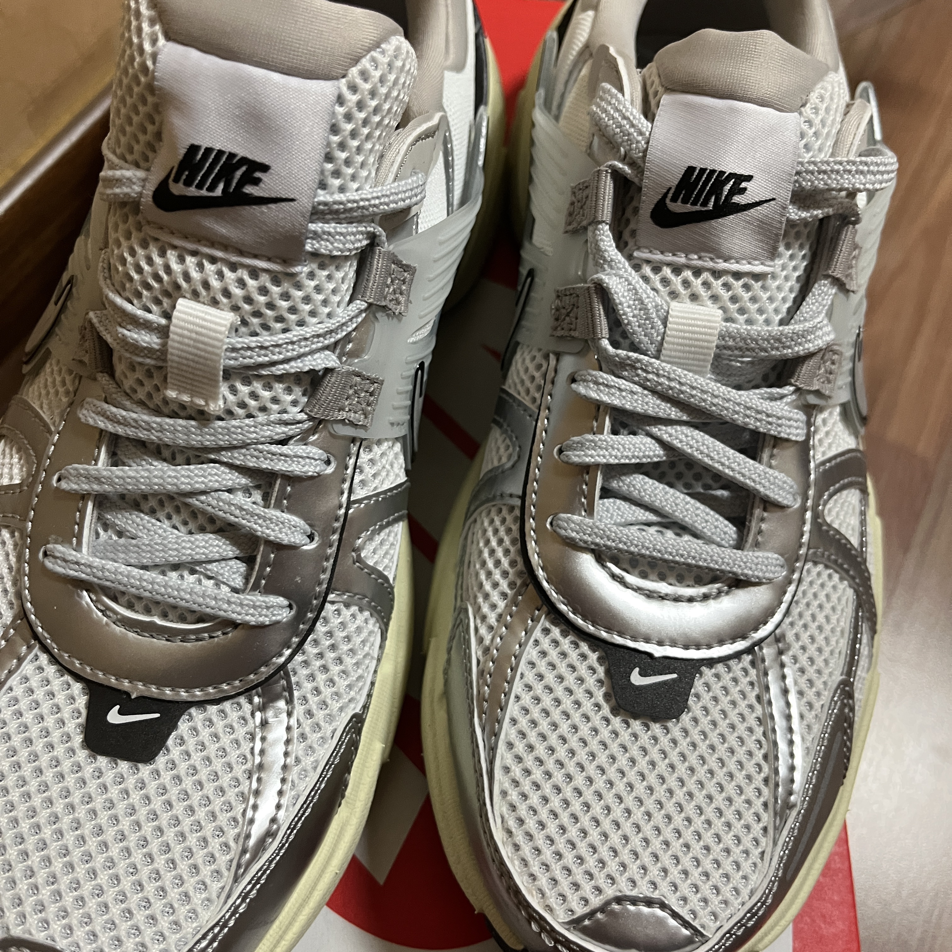 Nike V2K Run Summit White Metallic Silver 착용 스타일