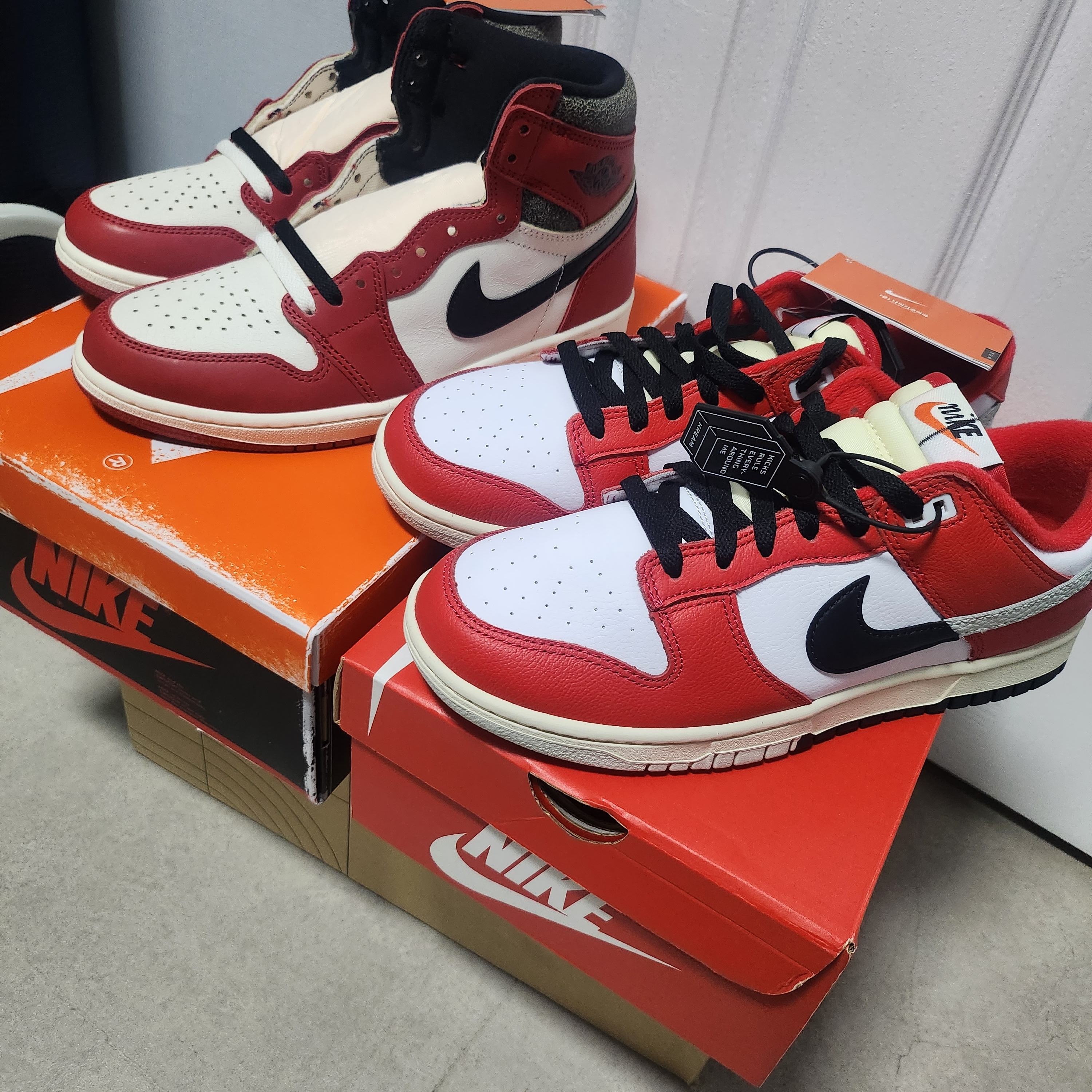 Nike Dunk Low Retro PRM University Red Black, Jordan 1 Retro High OG Chicago 2022 착용 스타일