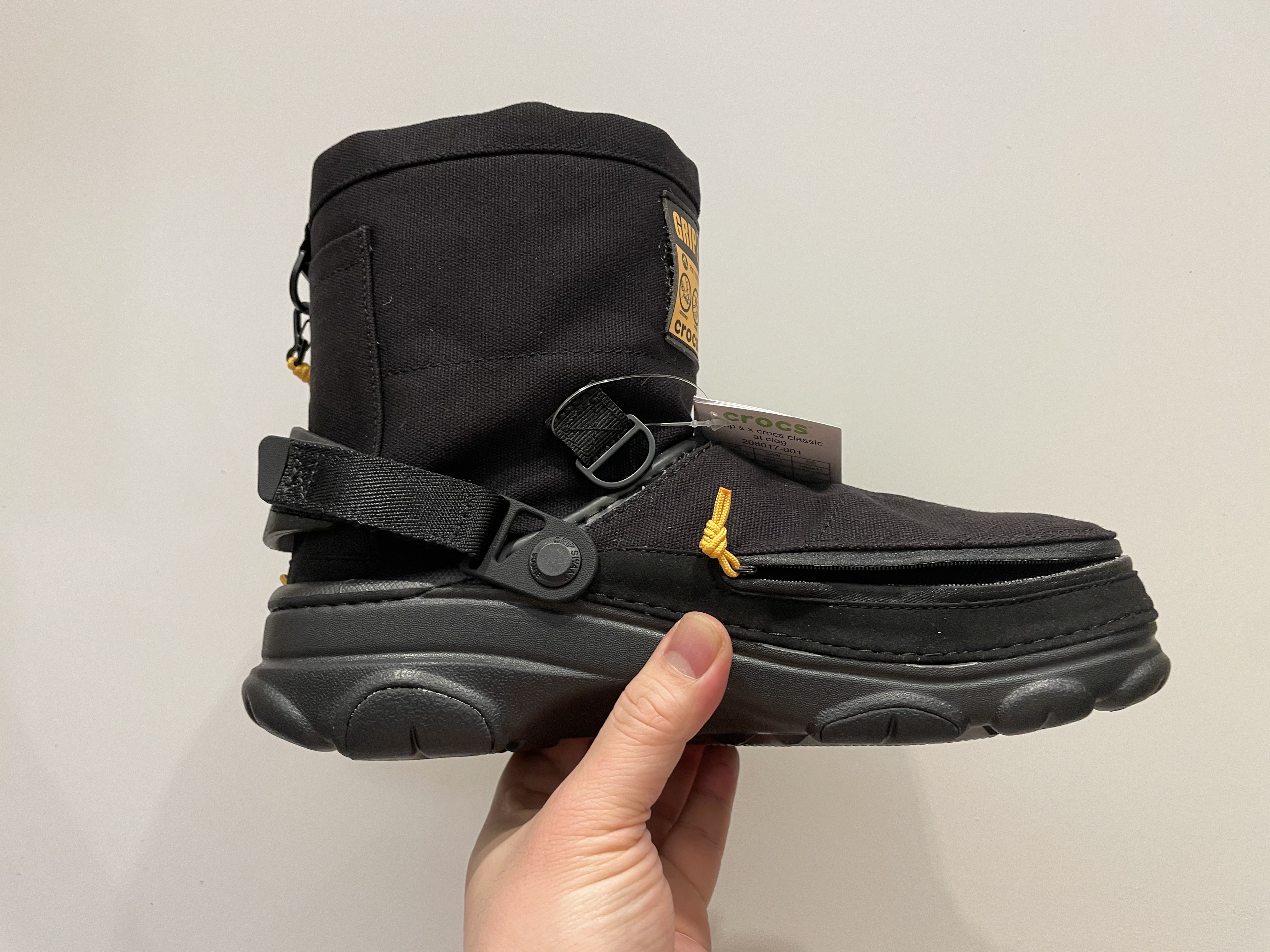 Crocs x Grip Swany x Atmos Classic All Terrain Clog Black 착용 스타일 - 2