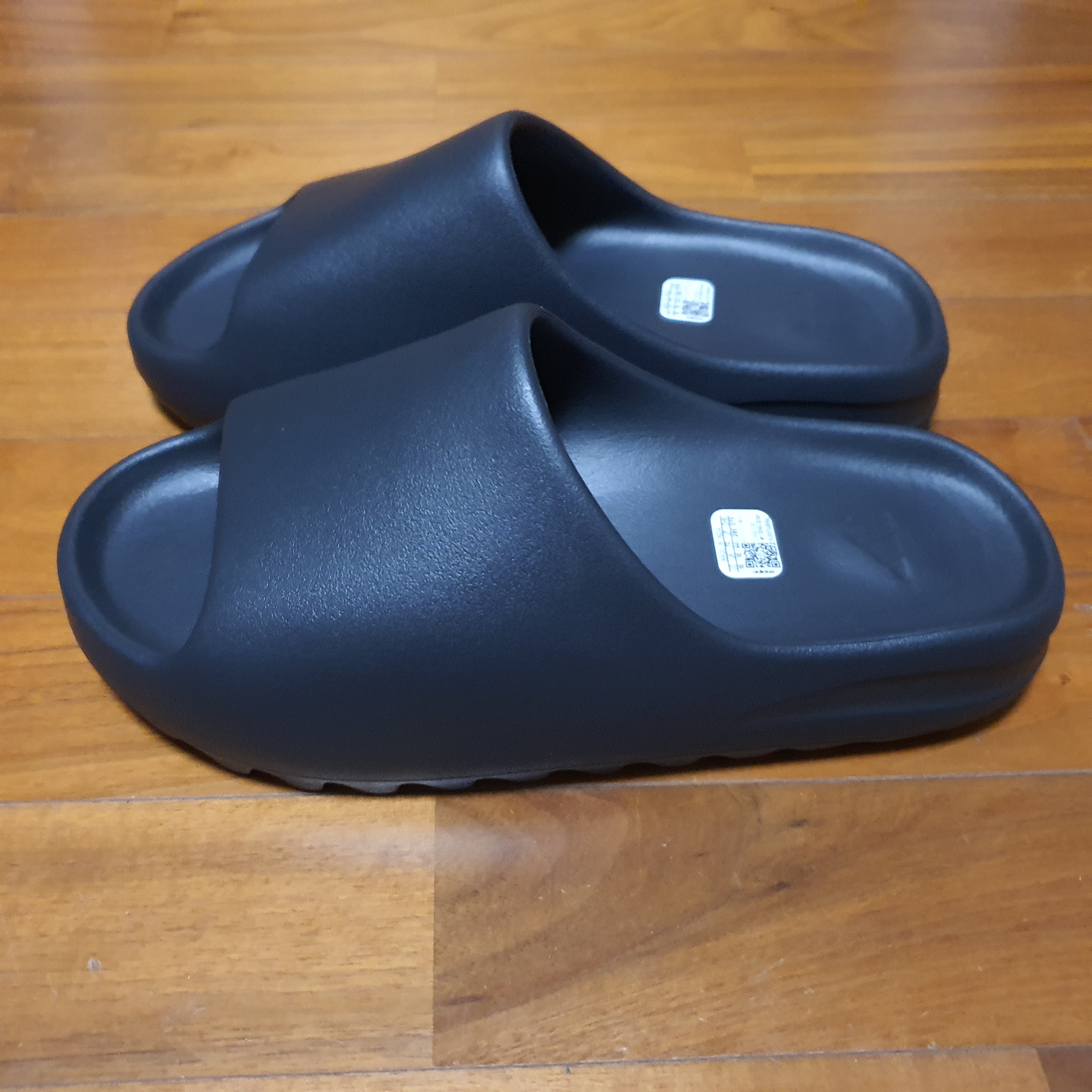 Adidas Yeezy Slide Onyx 착용 스타일