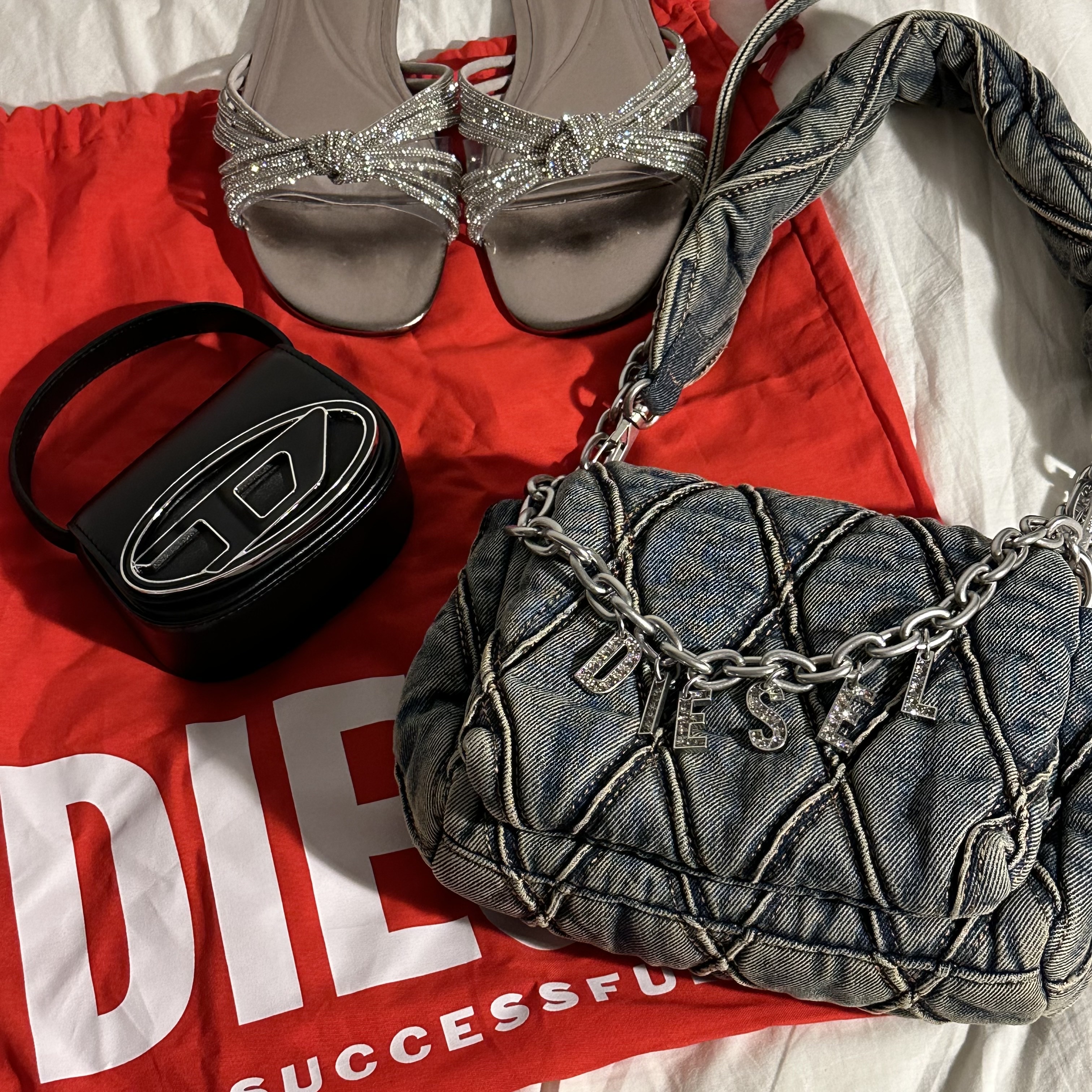 Diesel 1DR Mini Bag Plaque Black 착용 스타일