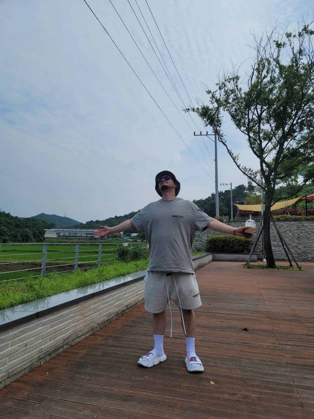 Essentials The Core Collection Sweatshorts Light Oatmeal, Essentials The Core Collection T-Shirt Dark Oatmeal 착용 스타일