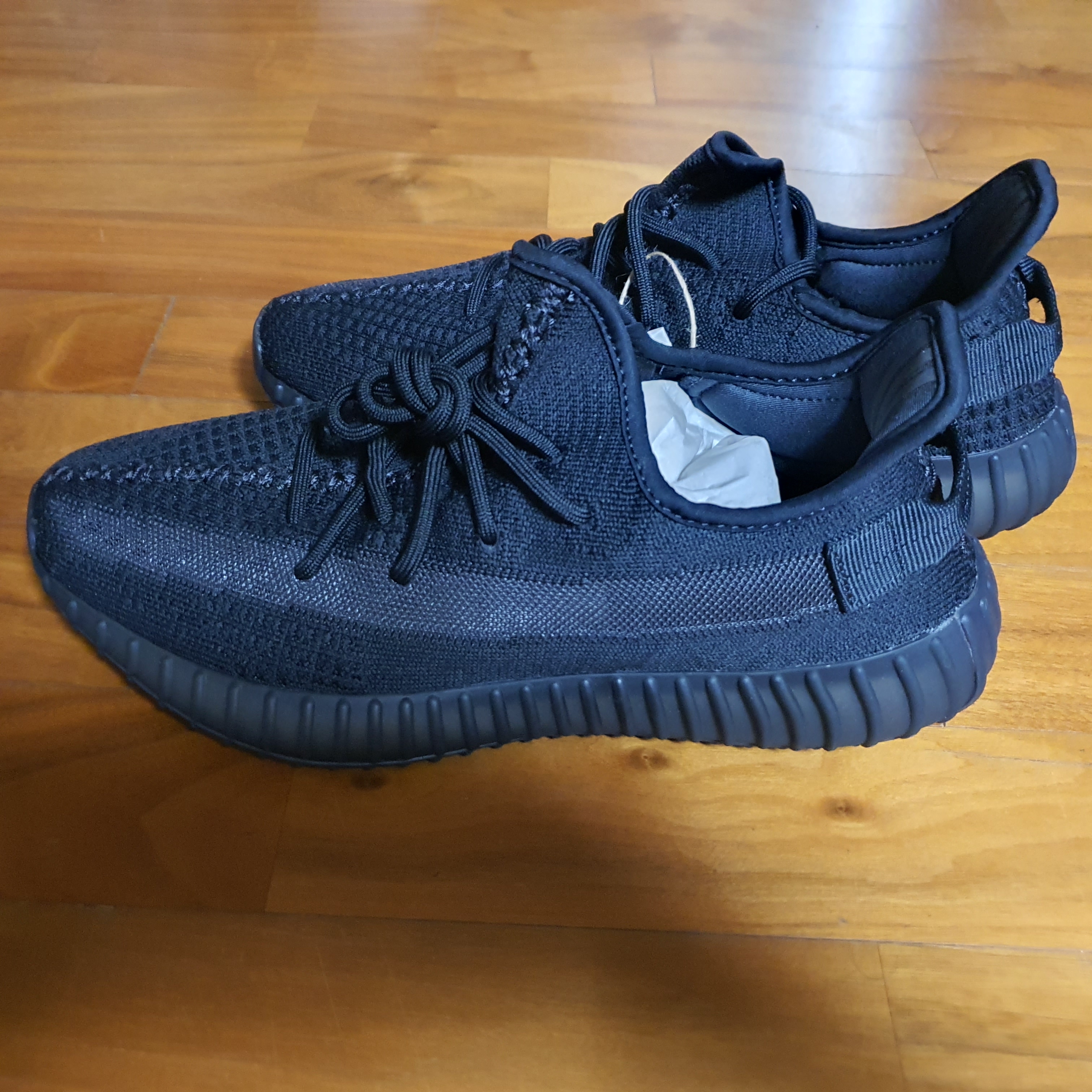 Adidas Yeezy Boost 350 V2 Onyx 착용 스타일