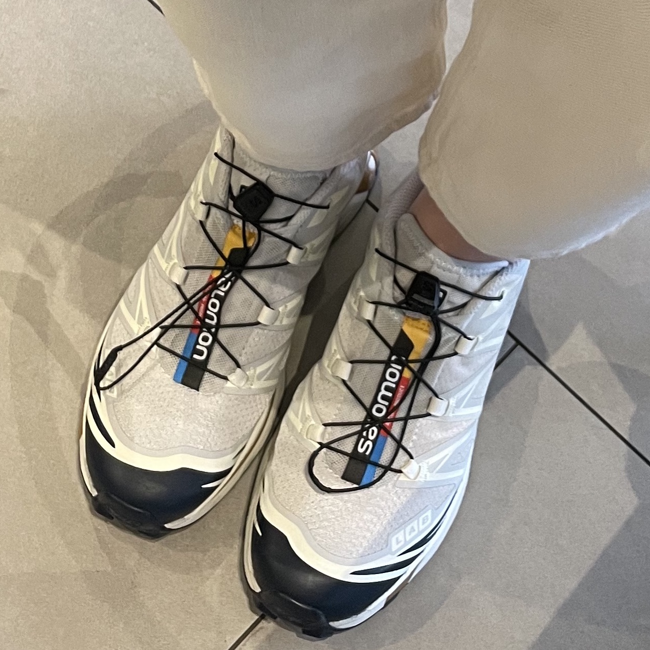 Salomon XT-6 Lunar Rock Dark Sapphire 착용 스타일