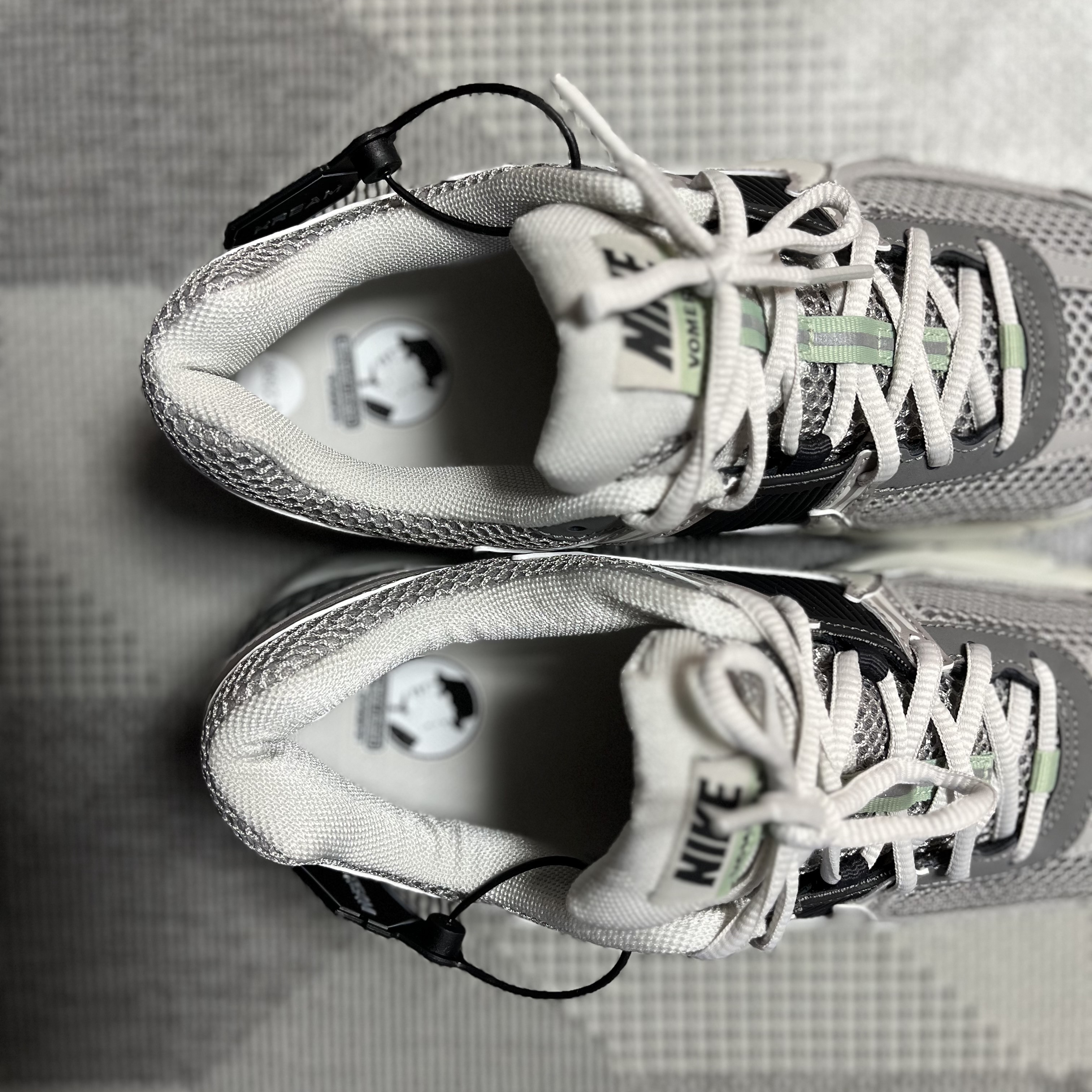 (W) Nike Zoom Vomero 5 Cobblestone and Flat Pewter 착용 스타일 - 2