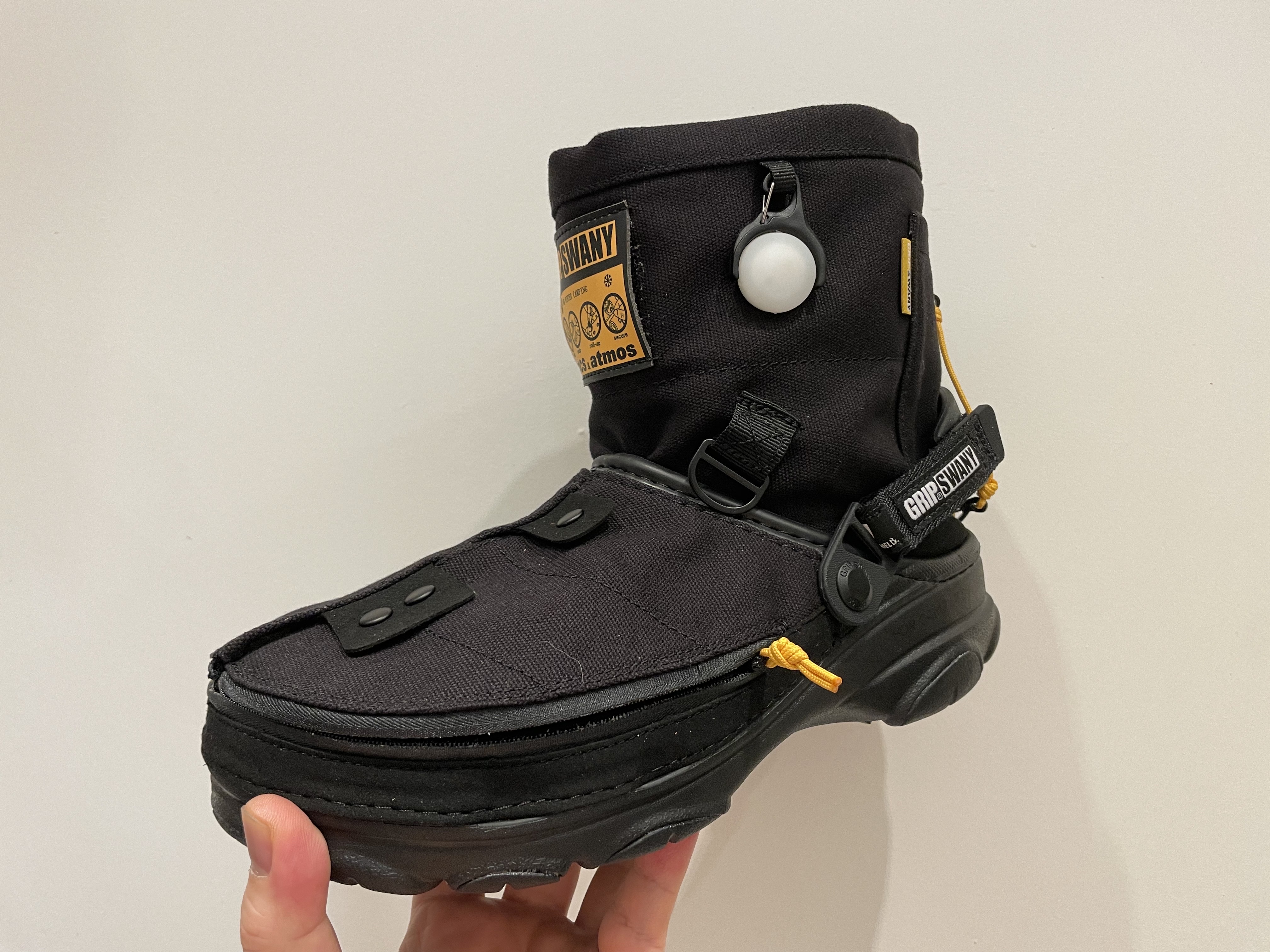 Crocs x Grip Swany x Atmos Classic All Terrain Clog Black 착용 스타일 - 3