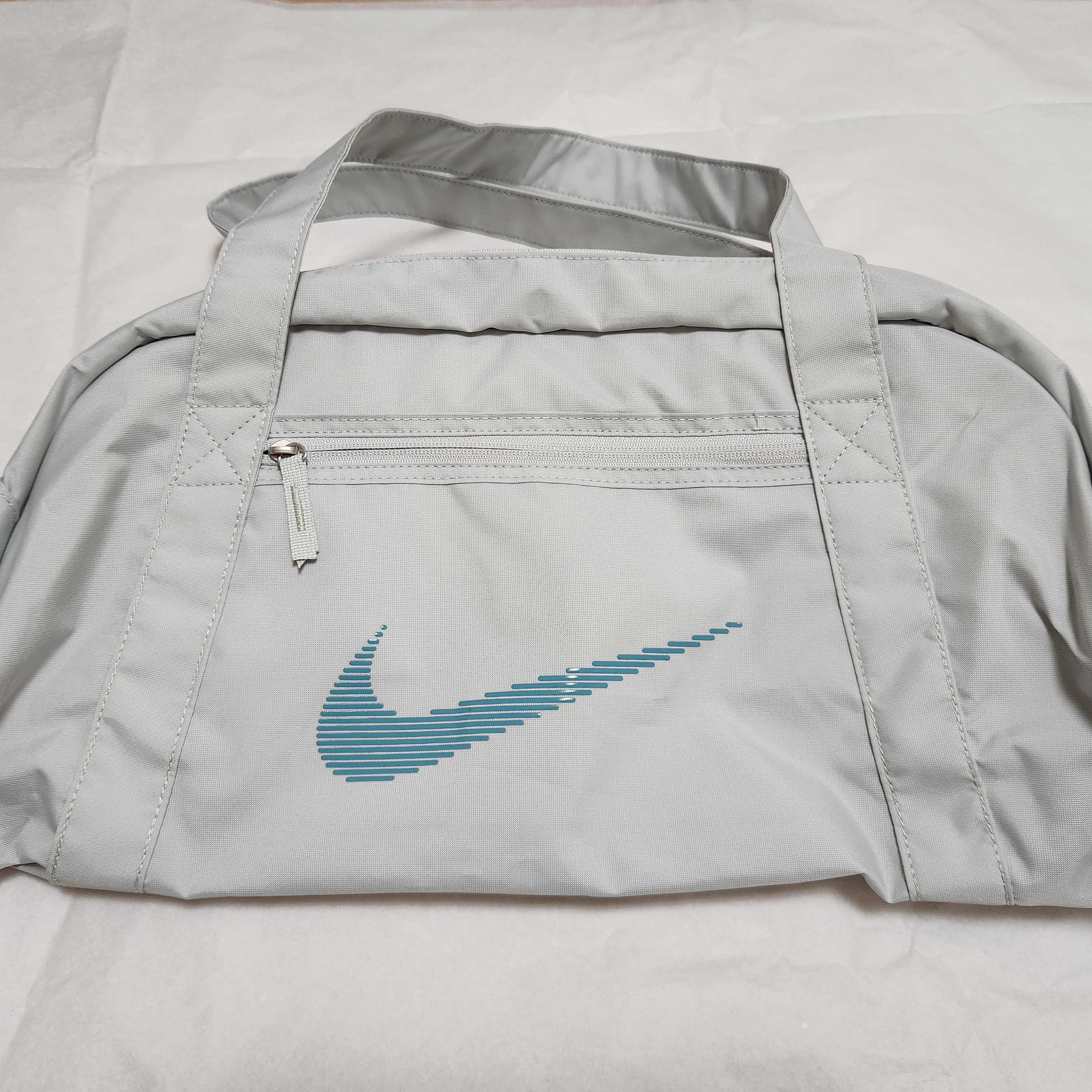 Nike Gym Club Duffle Bag 24L Light Silver 착용 스타일