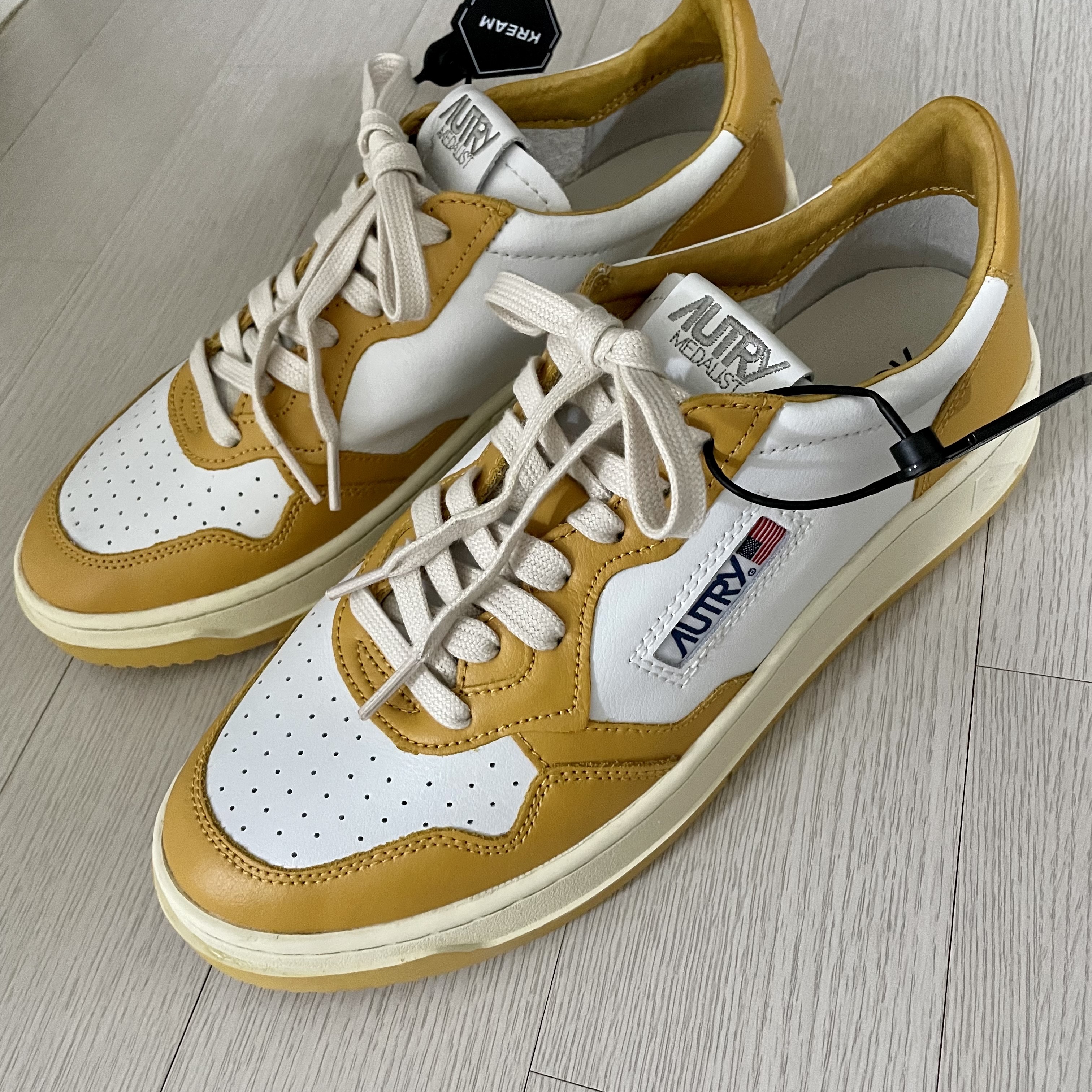 Autry Medalist Low Leather Sneakers White Yellow 착용 스타일