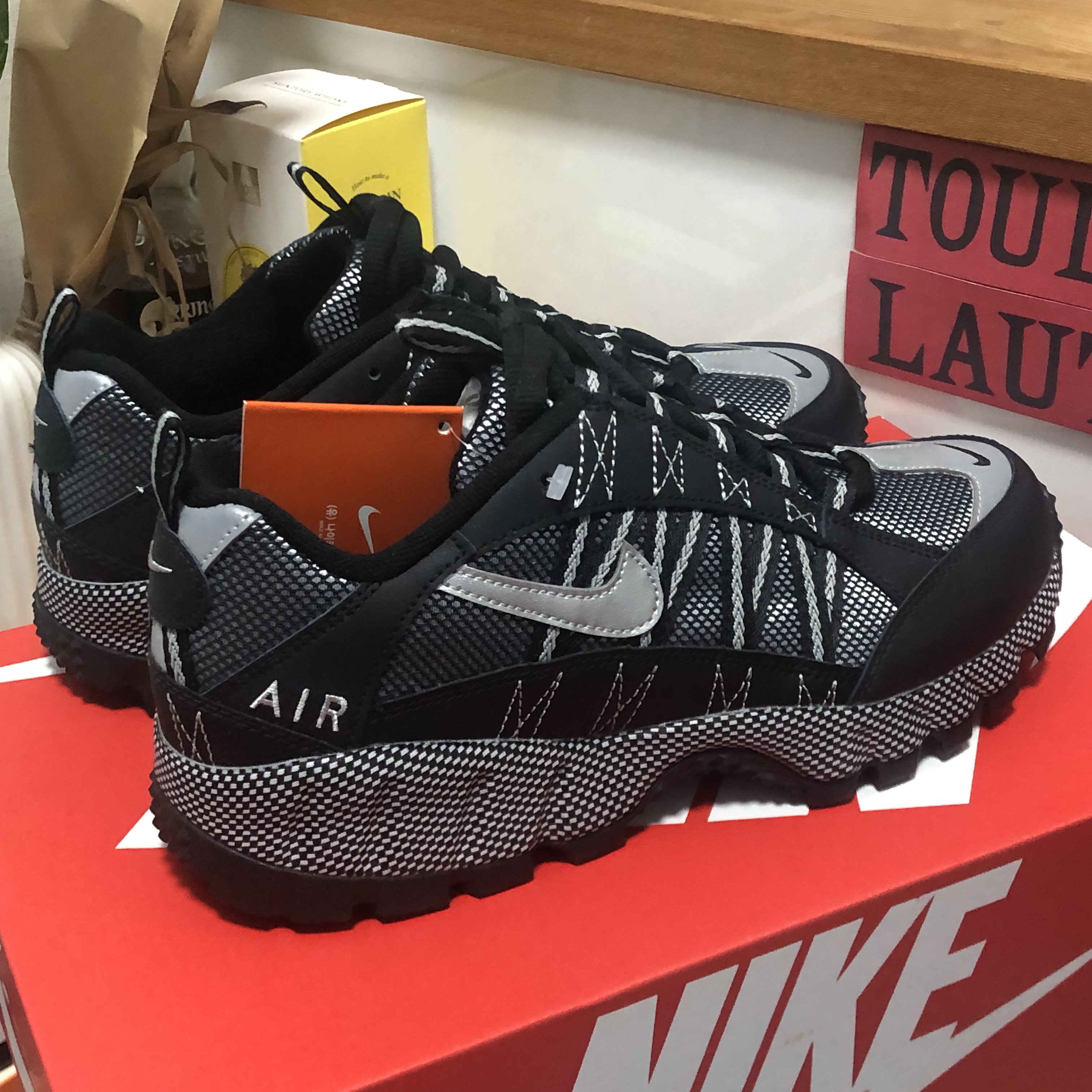 Nike Air Humara Black and Metallic Silver 착용 스타일
