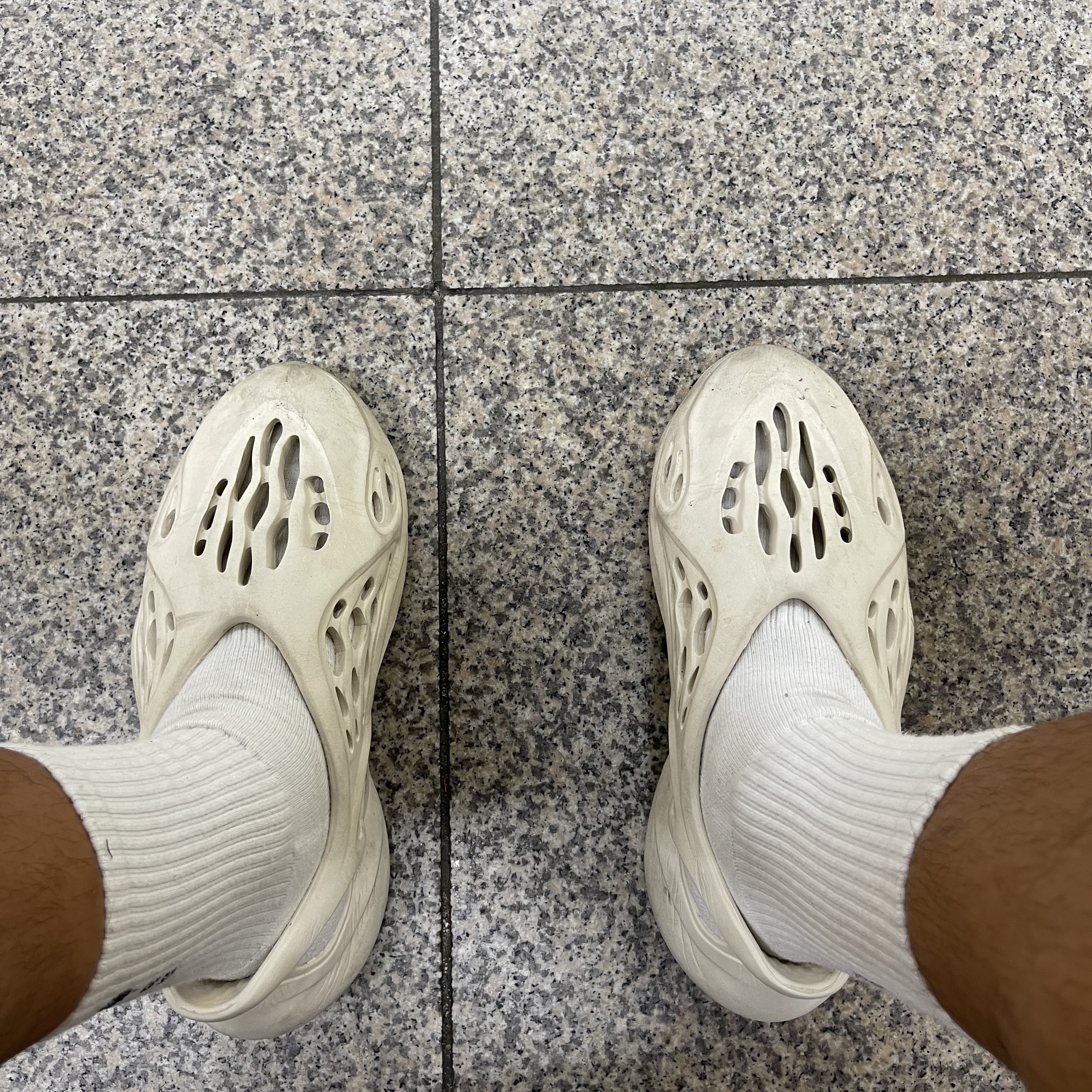 Adidas Yeezy Foam RNNR Ararat 착용 스타일