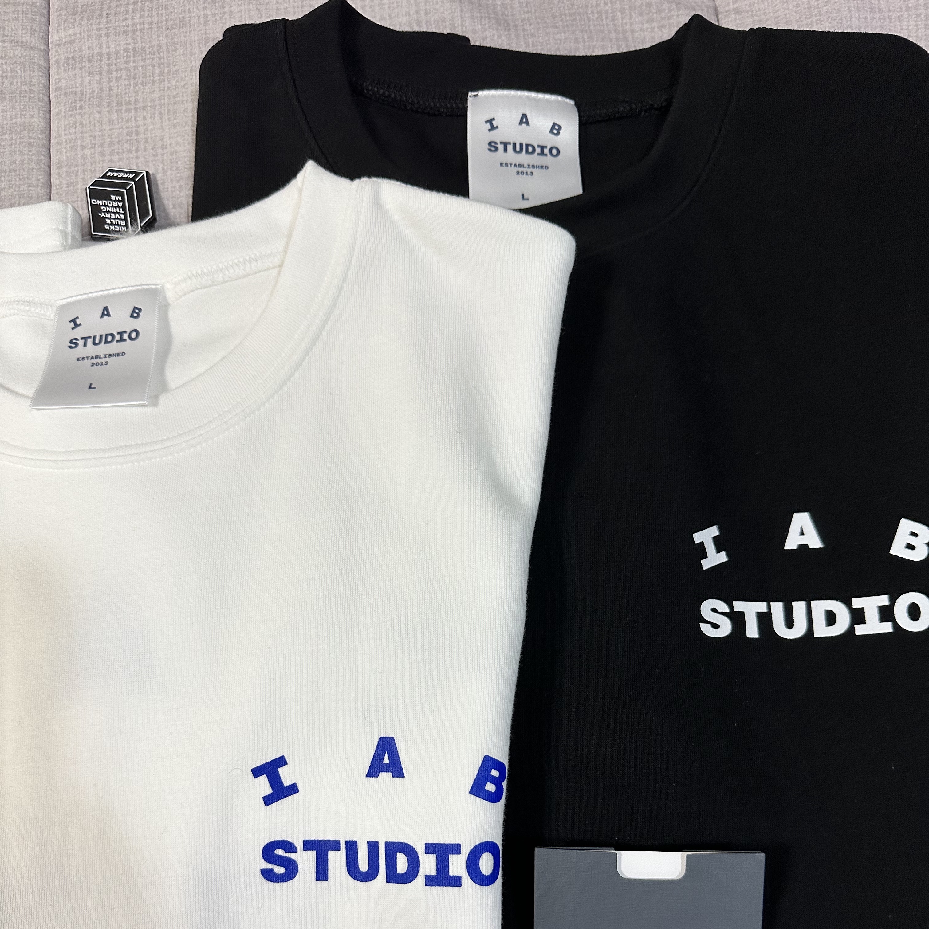 IAB Studio 10th Anniversary T-Shirts Pack White & Black (2 Pack) 착용 스타일