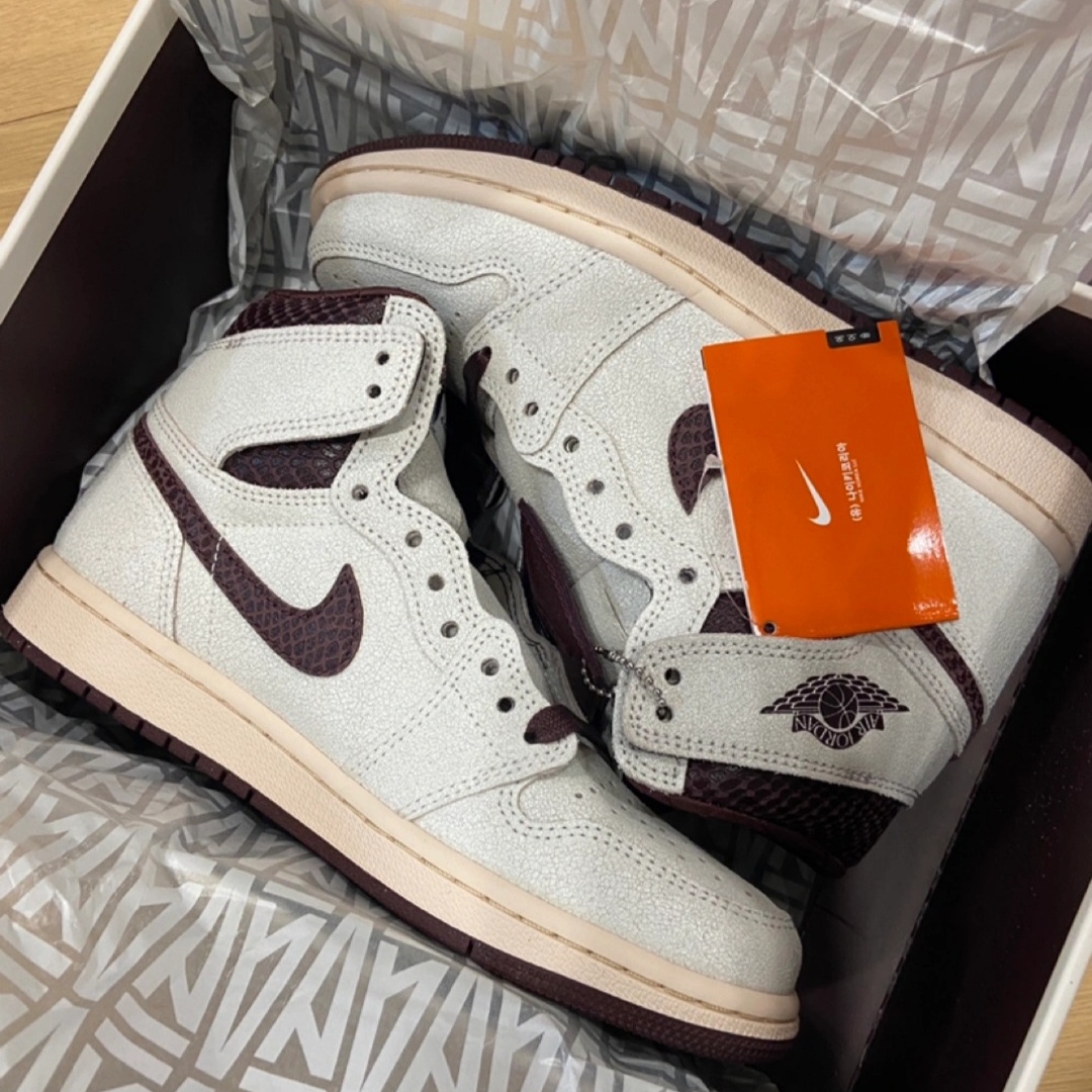Jordan 1 x A Ma Maniere Retro High OG SP Sail and Burgundy 착용 스타일