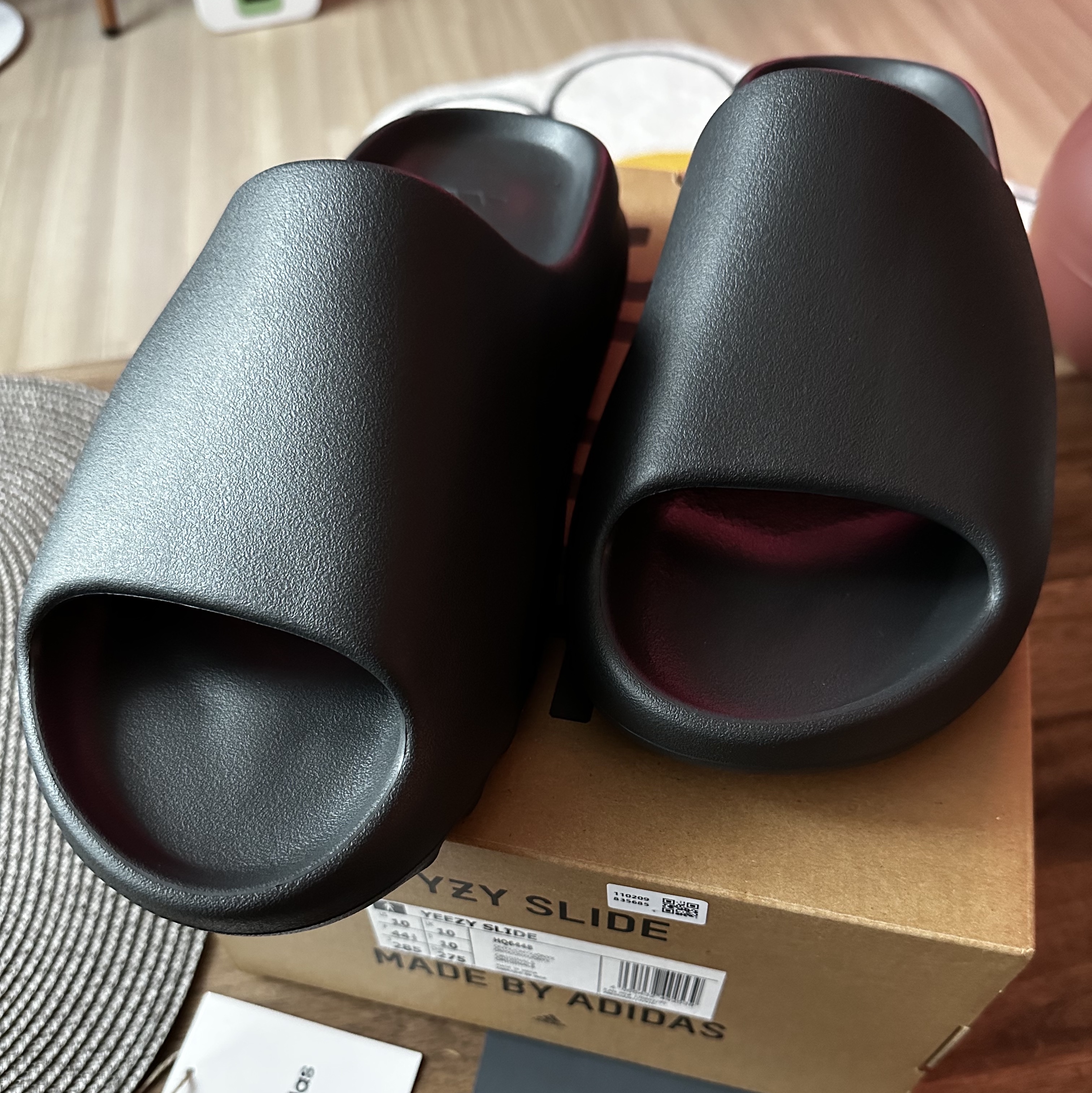 Adidas Yeezy Slide Onyx 착용 스타일