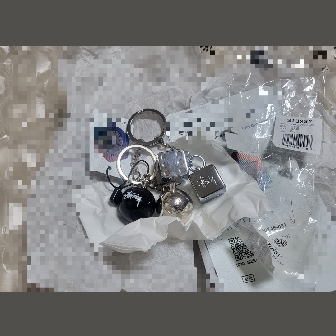 Stussy 8 Ball Keychain Black, Stussy Metal Dice Keychain Silver 착용 스타일