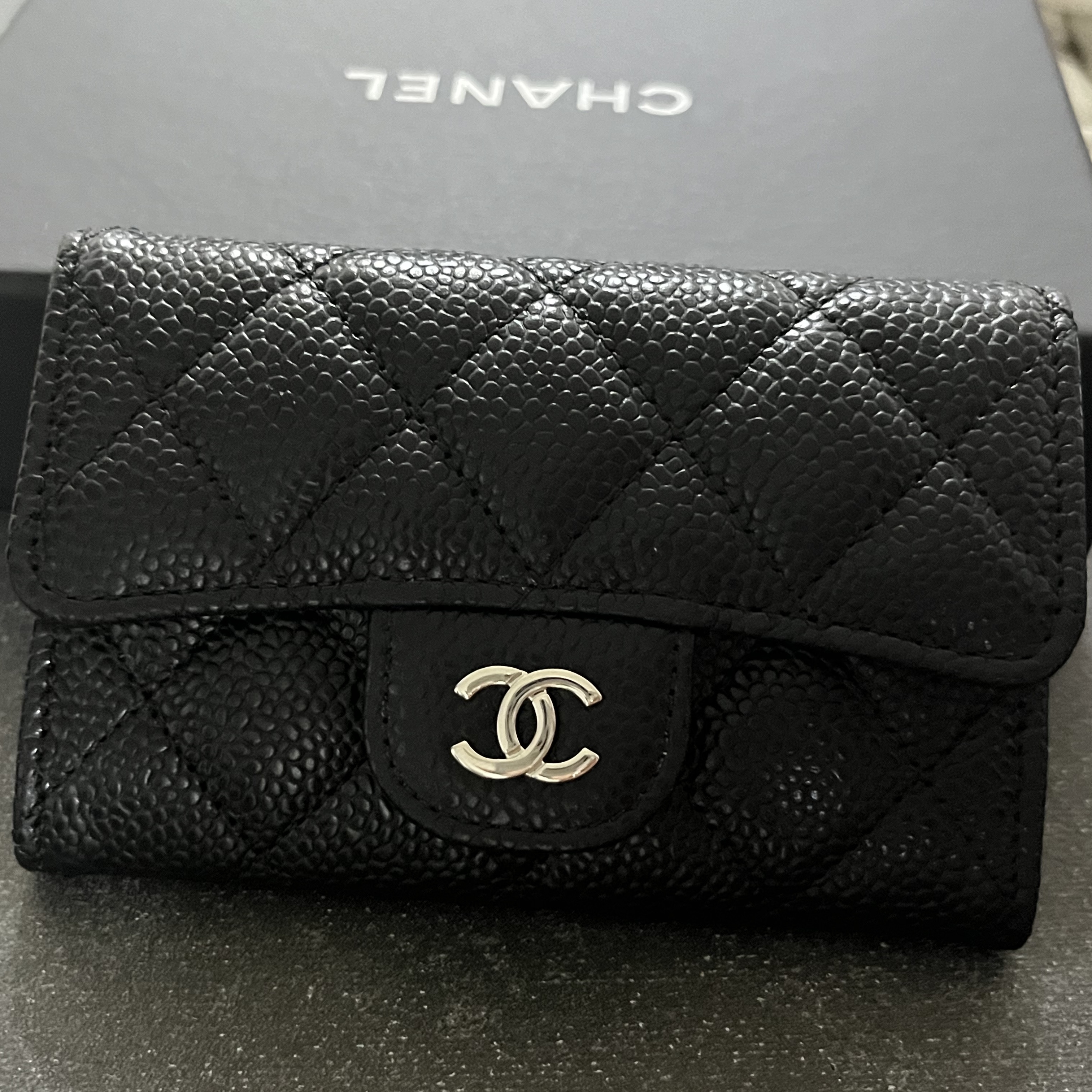 Chanel Classic Card Holder Grained Calfskin & Silver Black 착용 스타일