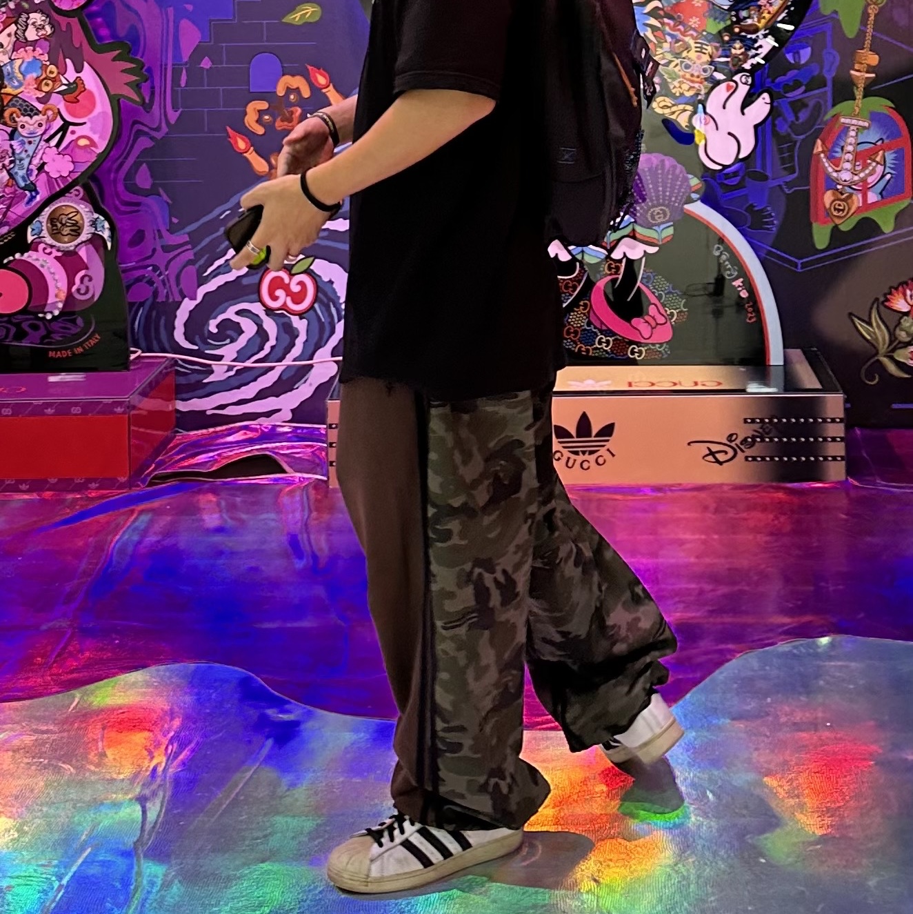 [KREAM 단독] Ourpas 058 Track Pants Brown, Ader Error x Eastpak Up-Down Sling Black 착용 스타일 - 3