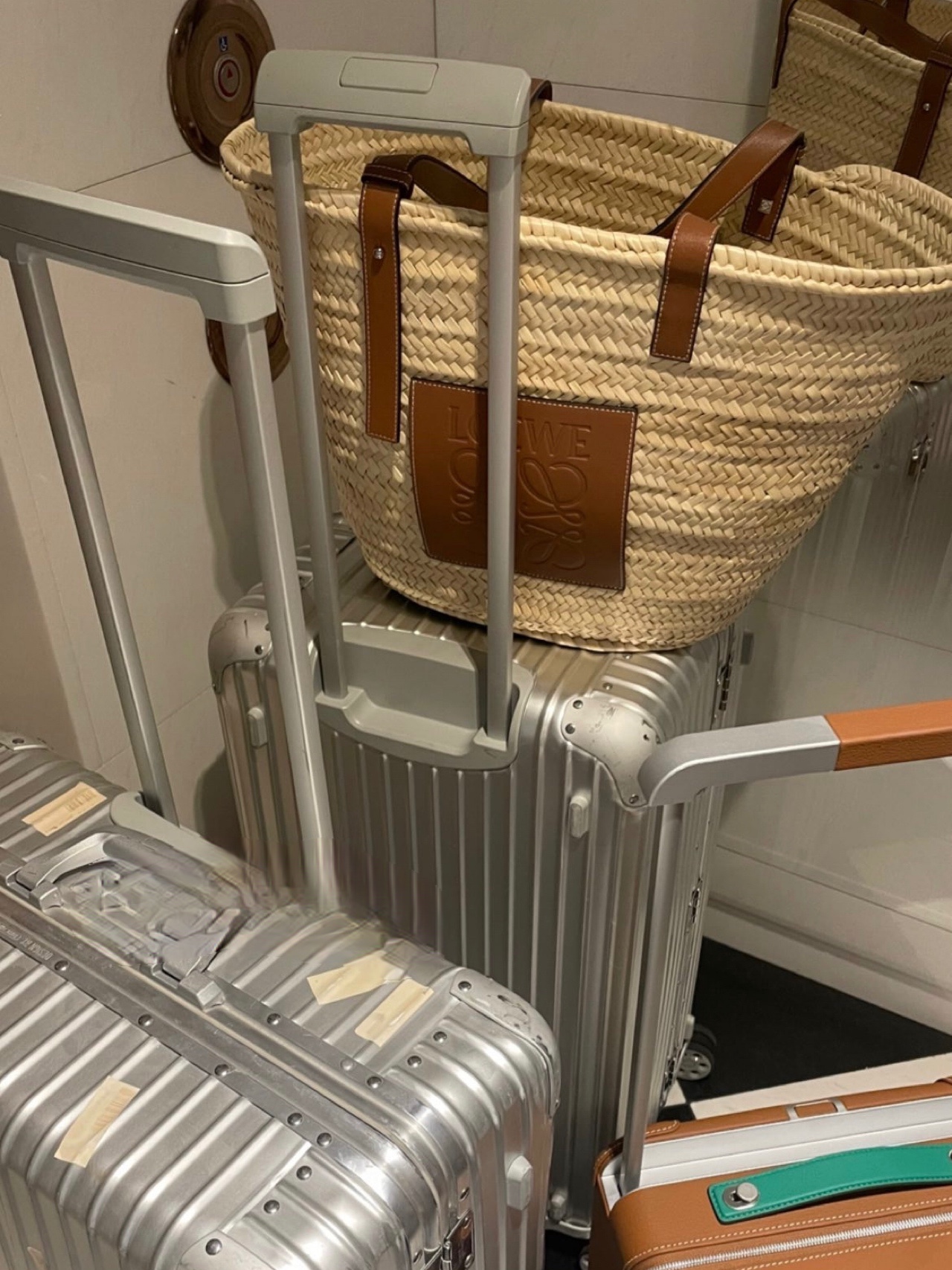 Rimowa Original Check-In Large Aluminium Suitcase Silver, Rimowa Original Trunk Aluminum Silver 착용 스타일