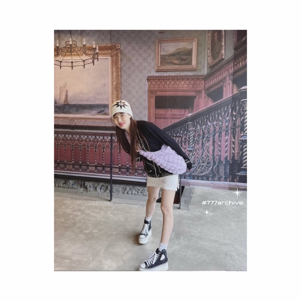 COS Quilted Oversized Shoulder Bag Purple 착용 스타일 - 2