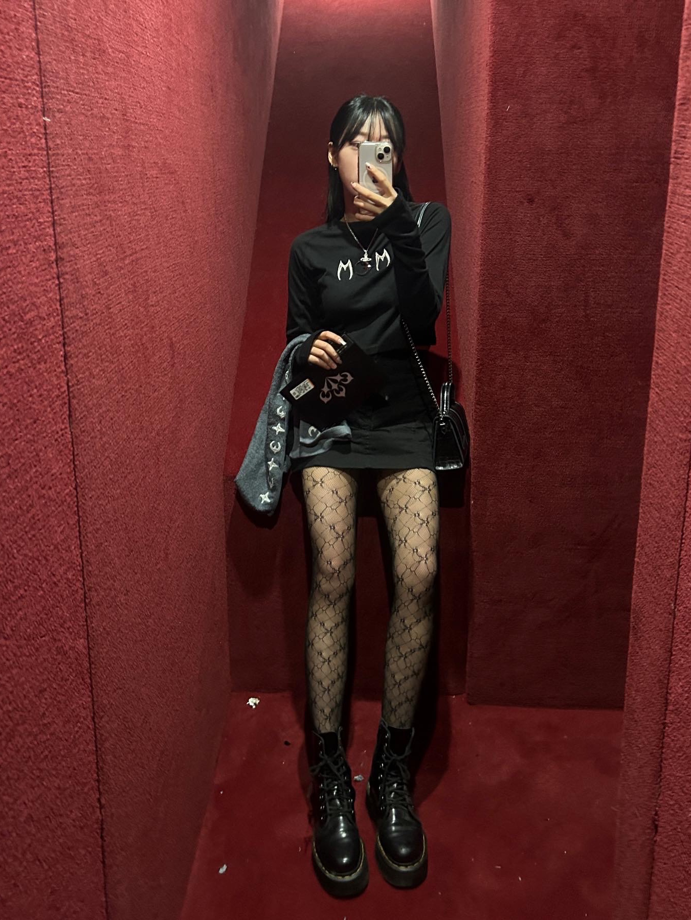 (W) Thug Club x MCM Sleeve Black, Vivienne Westwood Mayfair Bas Relief Pendant Silver 착용 스타일 - 1
