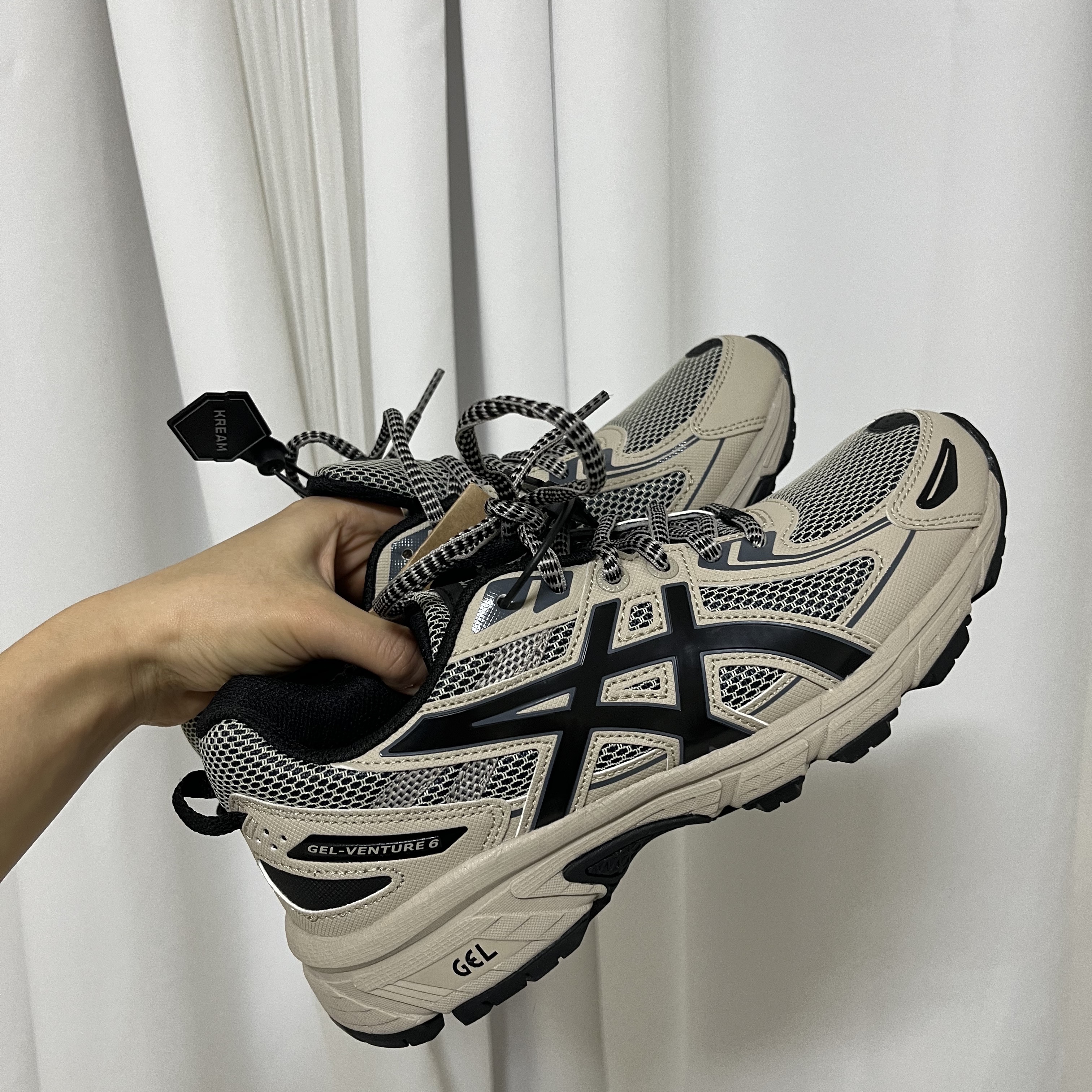 Asics Gel-Venture 6 Feather Grey Black 착용 스타일
