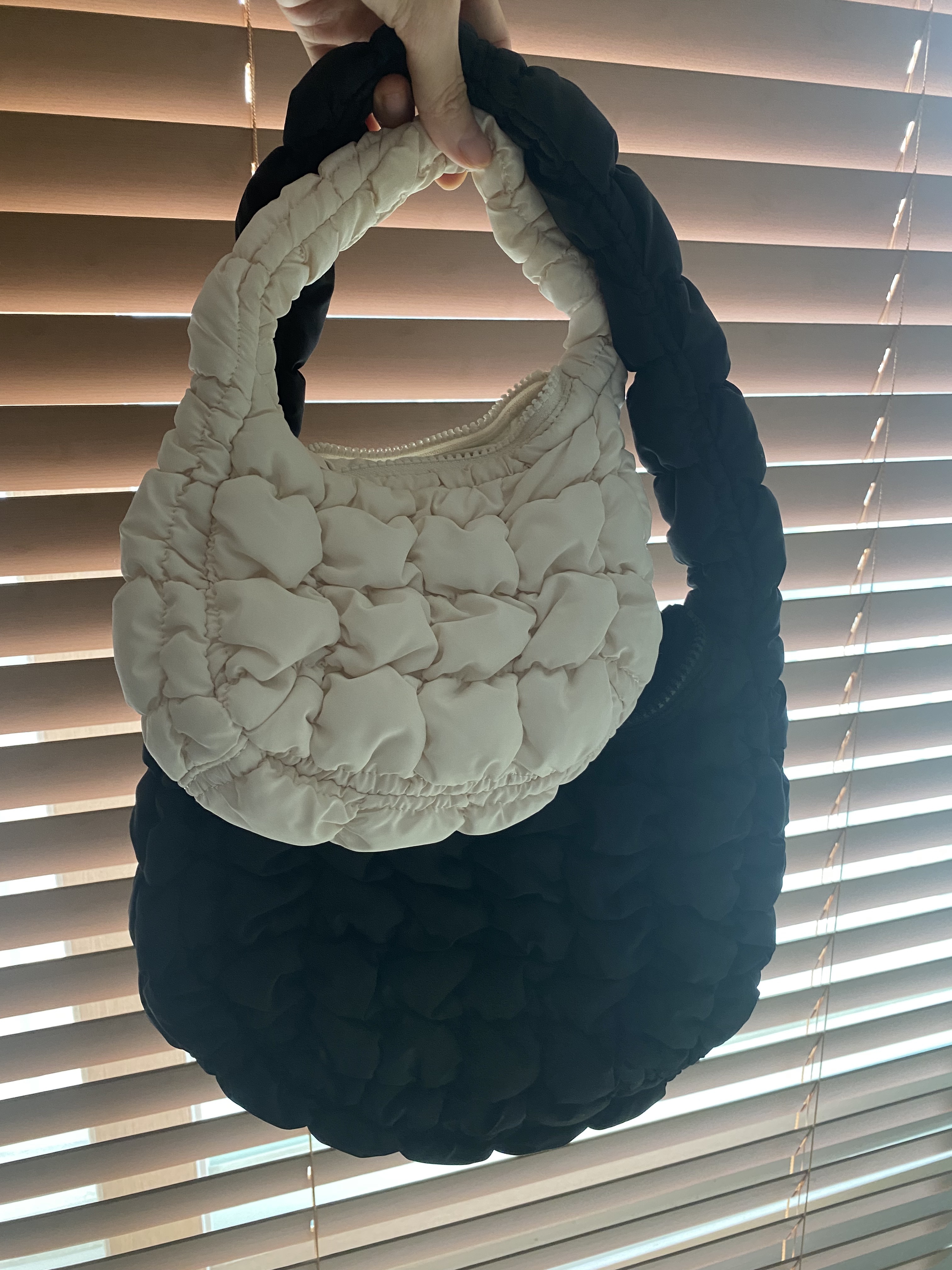 COS Quilted Mini Bag Black, COS Quilted Micro Bag Off White 착용 스타일