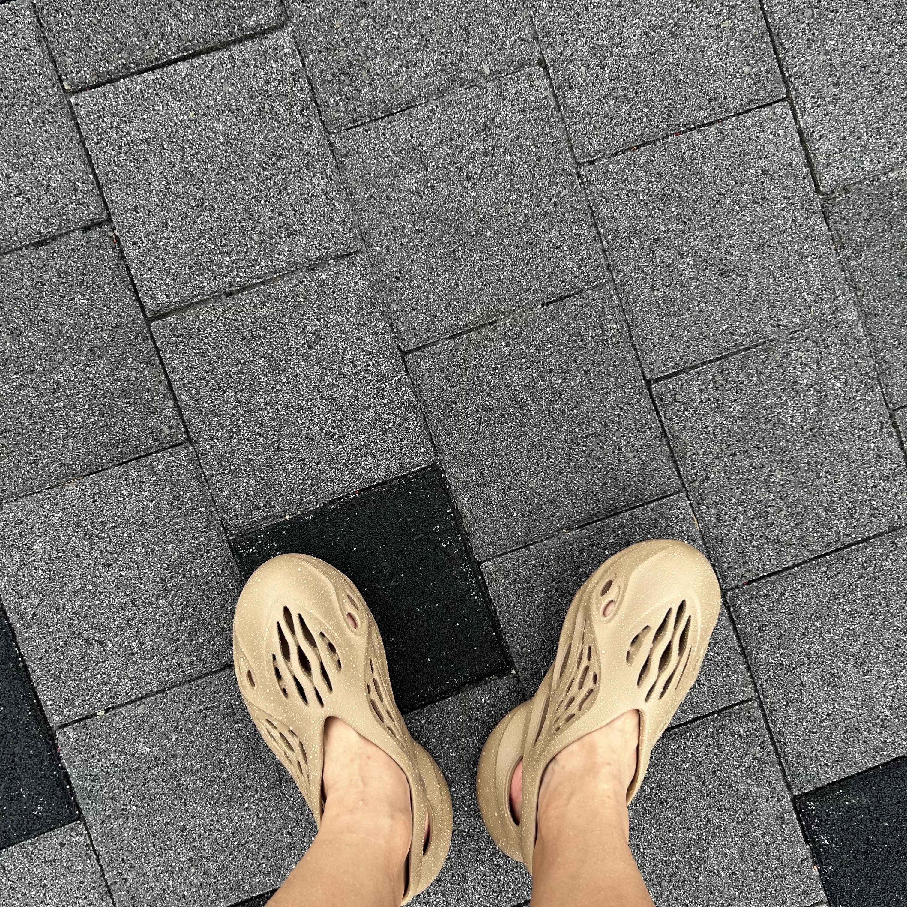 Adidas Yeezy Foam RNNR Clay Taupe 착용 스타일