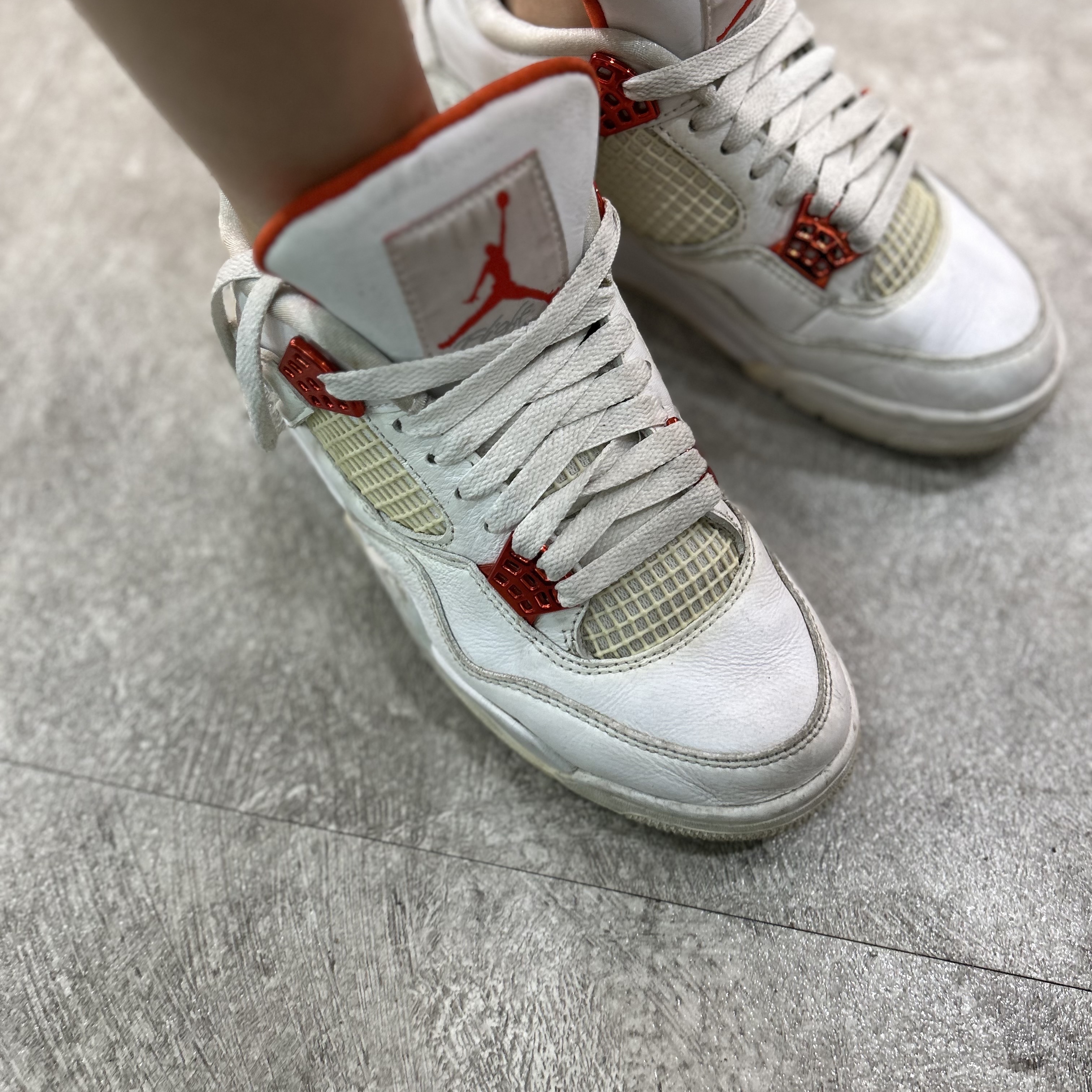 Jordan 4 Retro Orange Metallic 착용 스타일