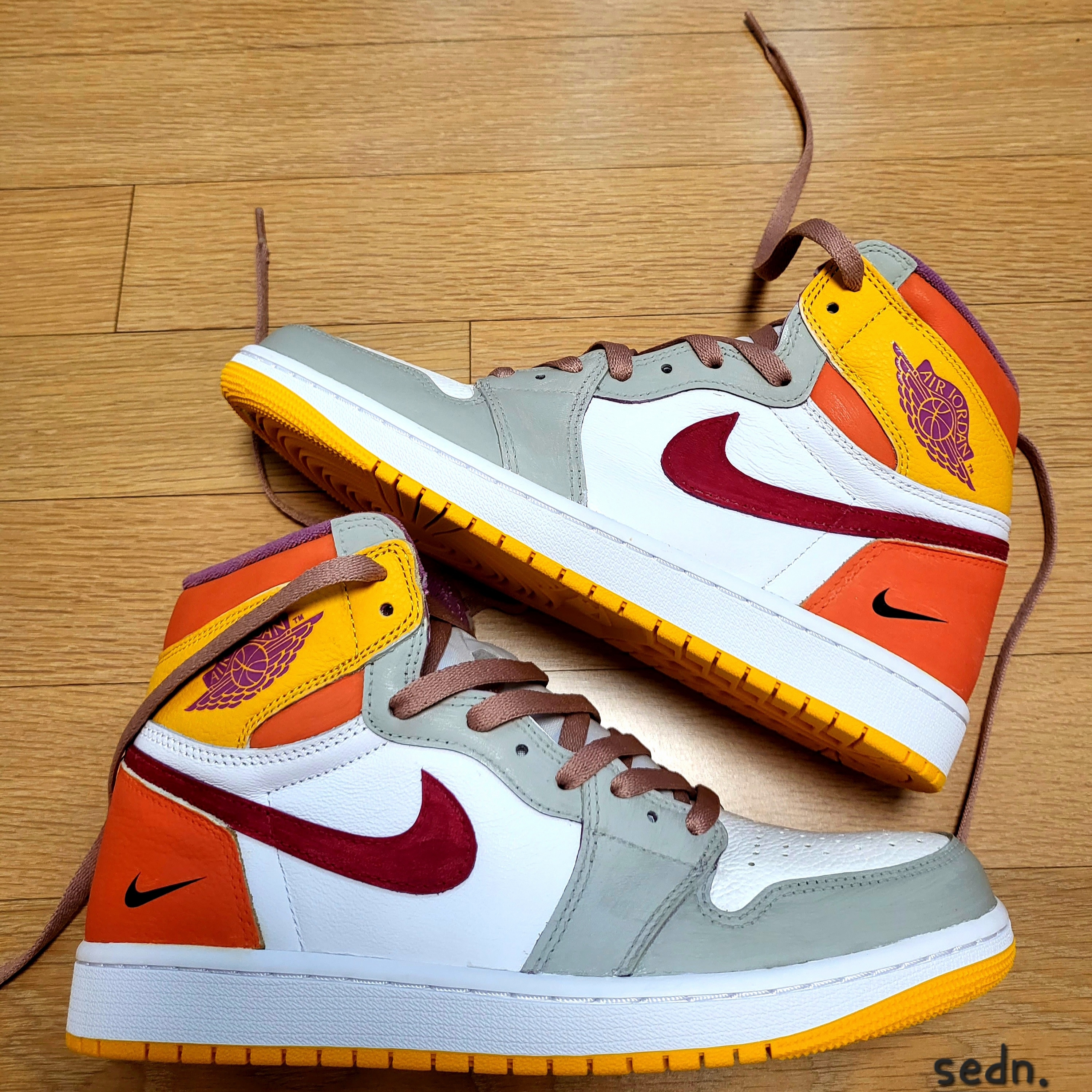 Jordan 1 Retro High OG University Gold Light Bordeaux 착용 스타일