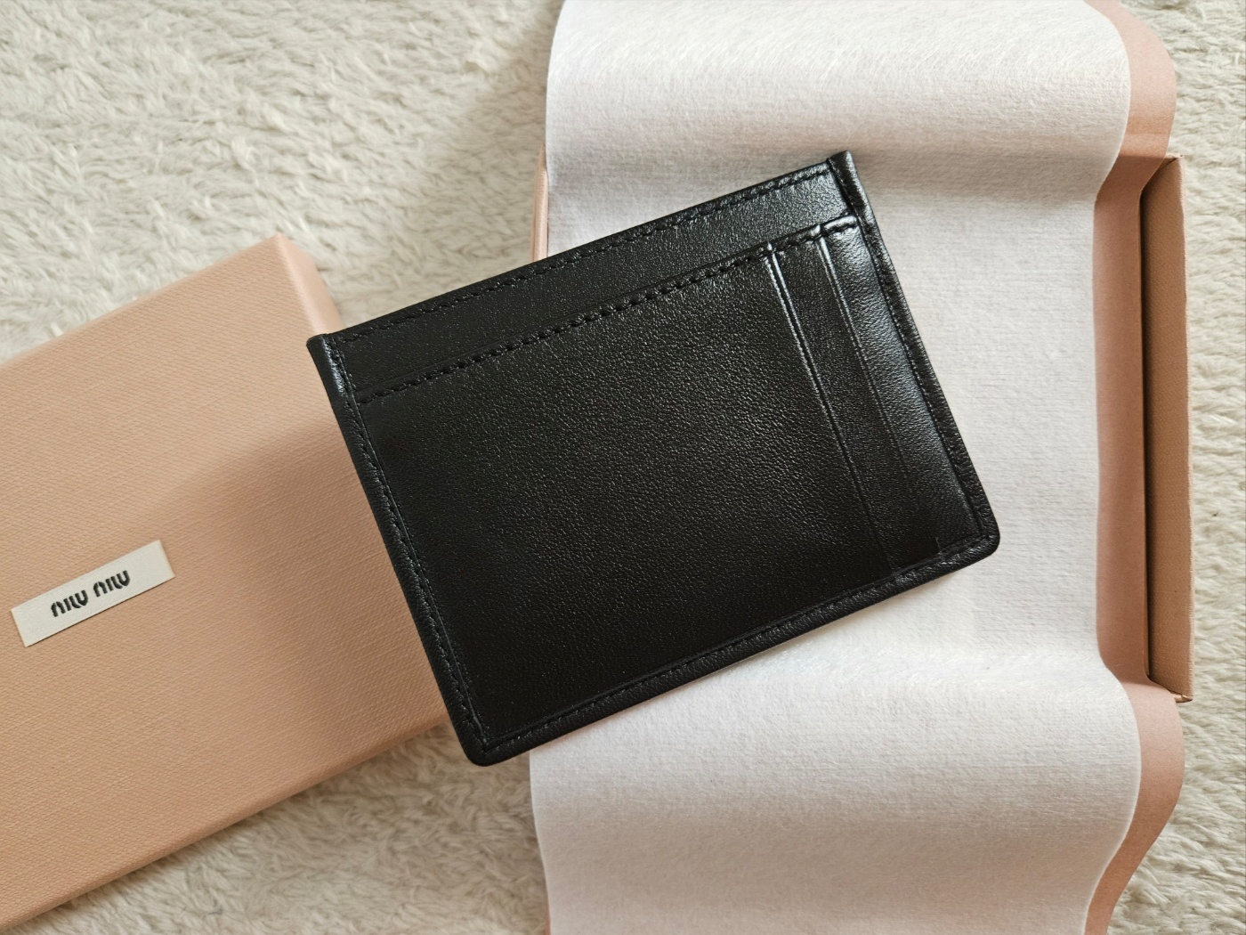 Miu Miu Matelasse Nappa Leather Card Holder Black 착용 스타일 - 2