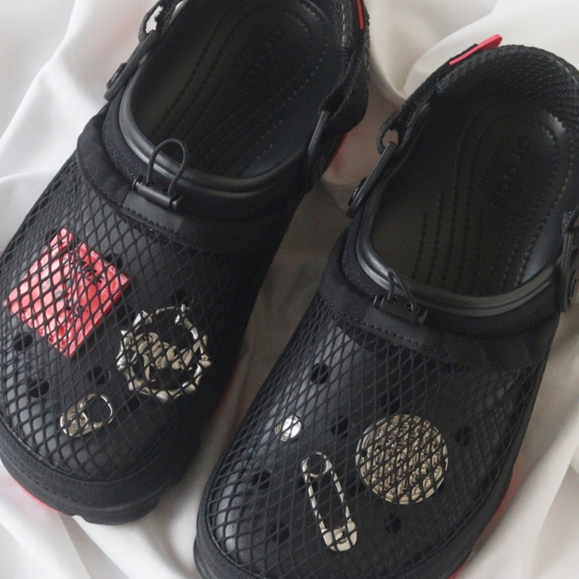 Crocs x Staple Classic All Terrain Clog Black 착용 스타일 - 1
