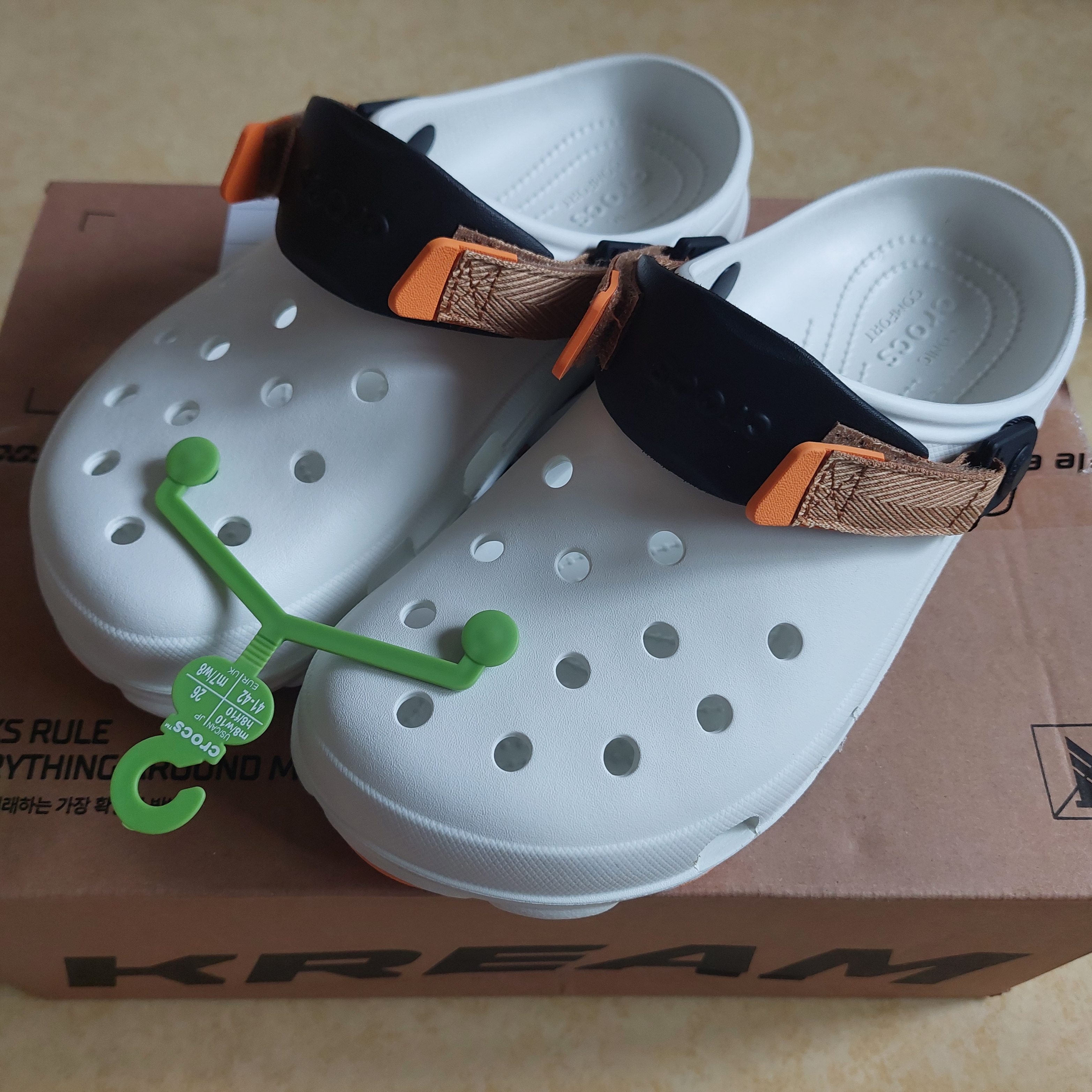Crocs All Terrain Clog White Multi 착용 스타일