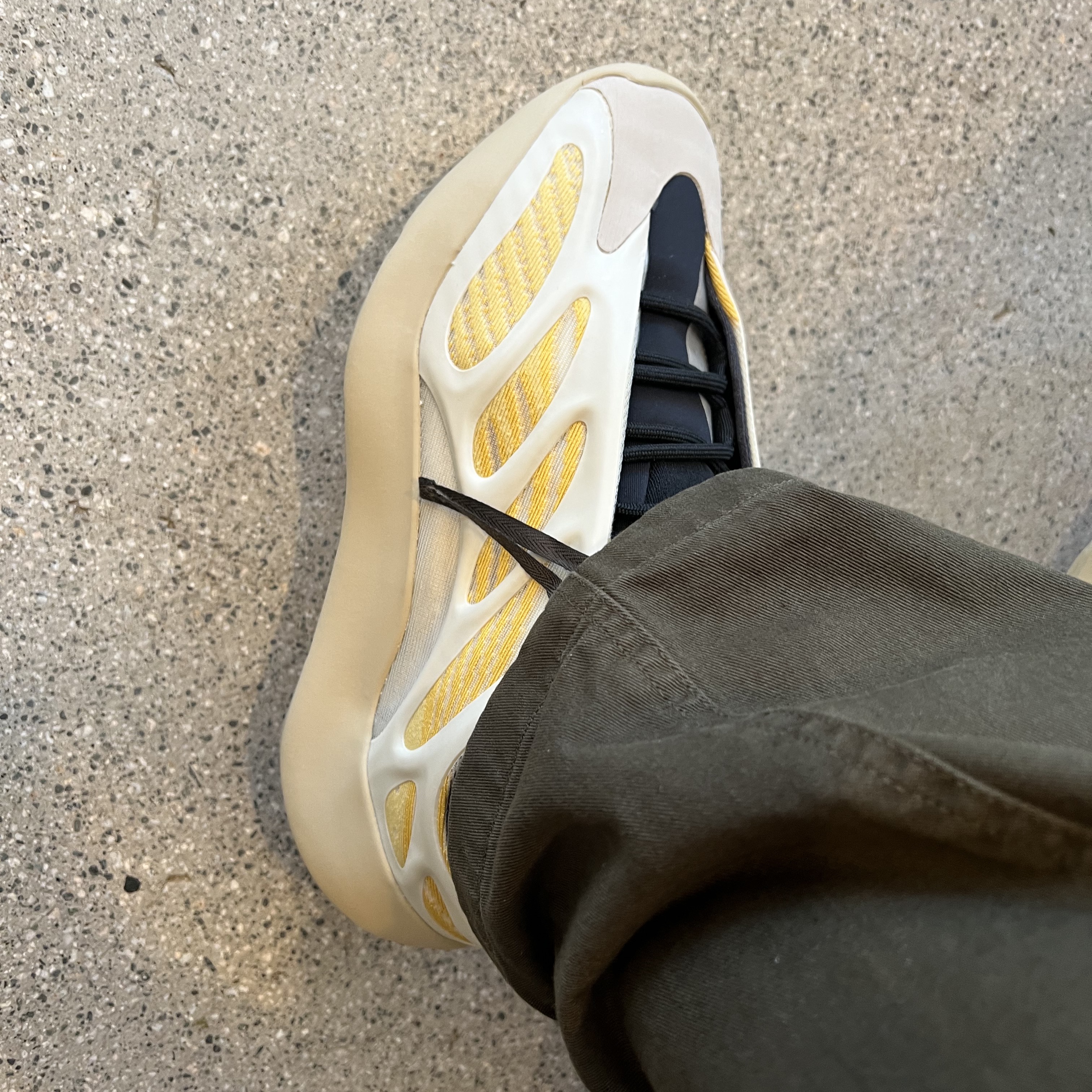 Adidas Yeezy 700 V3 Safflower 착용 스타일