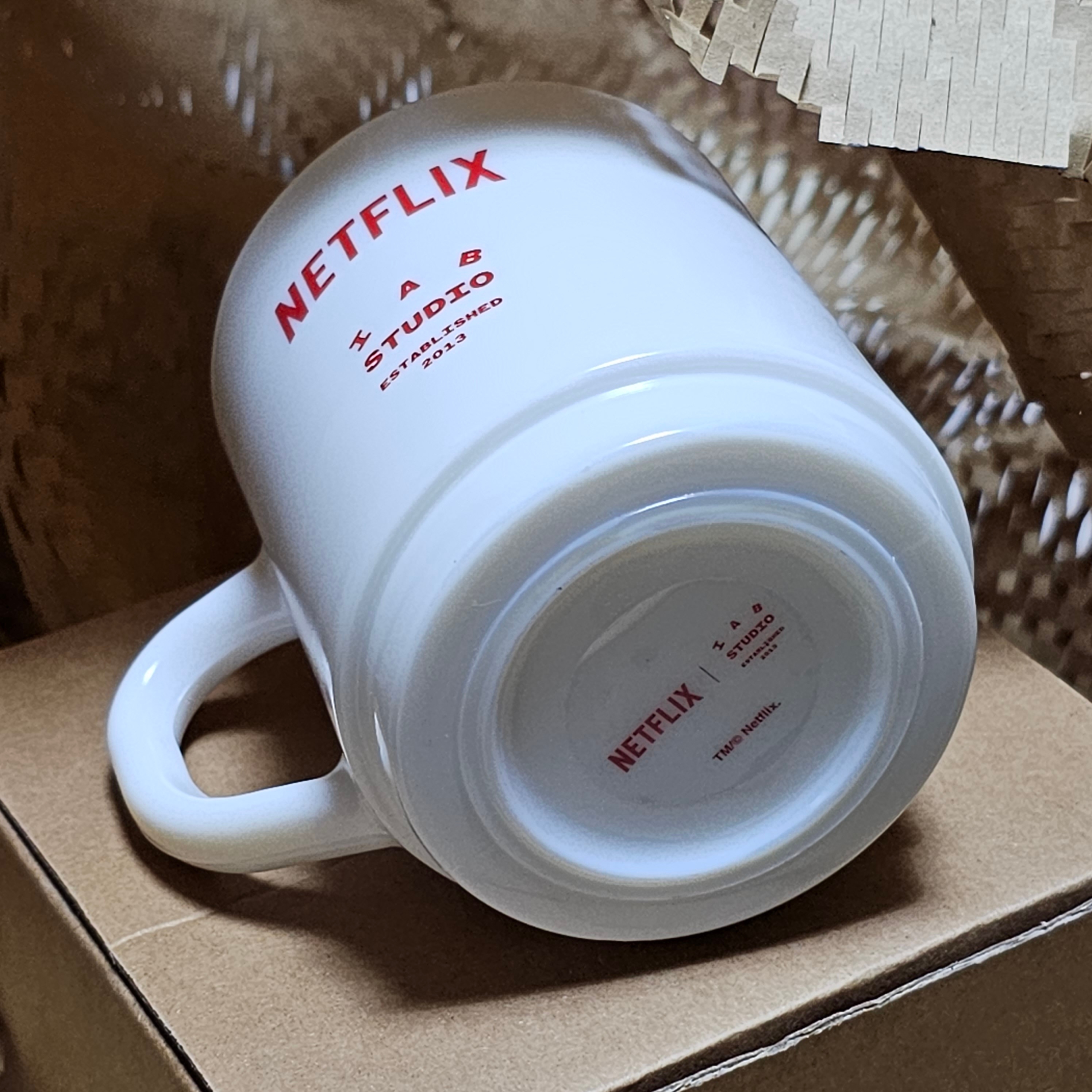 IAB Studio x Netflix Milk Glass White 착용 스타일 - 1