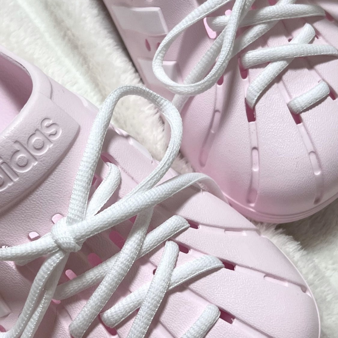 Adidas Adilette Clogs Almost Pink 착용 스타일
