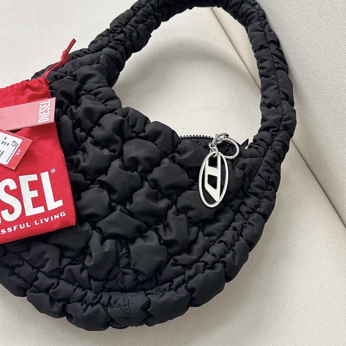 Diesel Holy B Logo Keyring White 착용 스타일