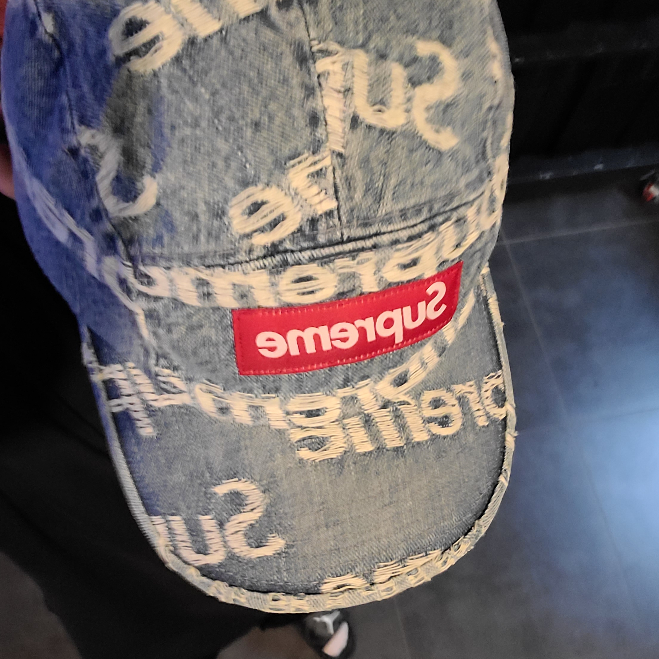 Supreme Frayed Logos Denim Camp Cap Blue - 21SS, Jordan Hydro 5 Retro Slide Fire Red 착용 스타일 - 1