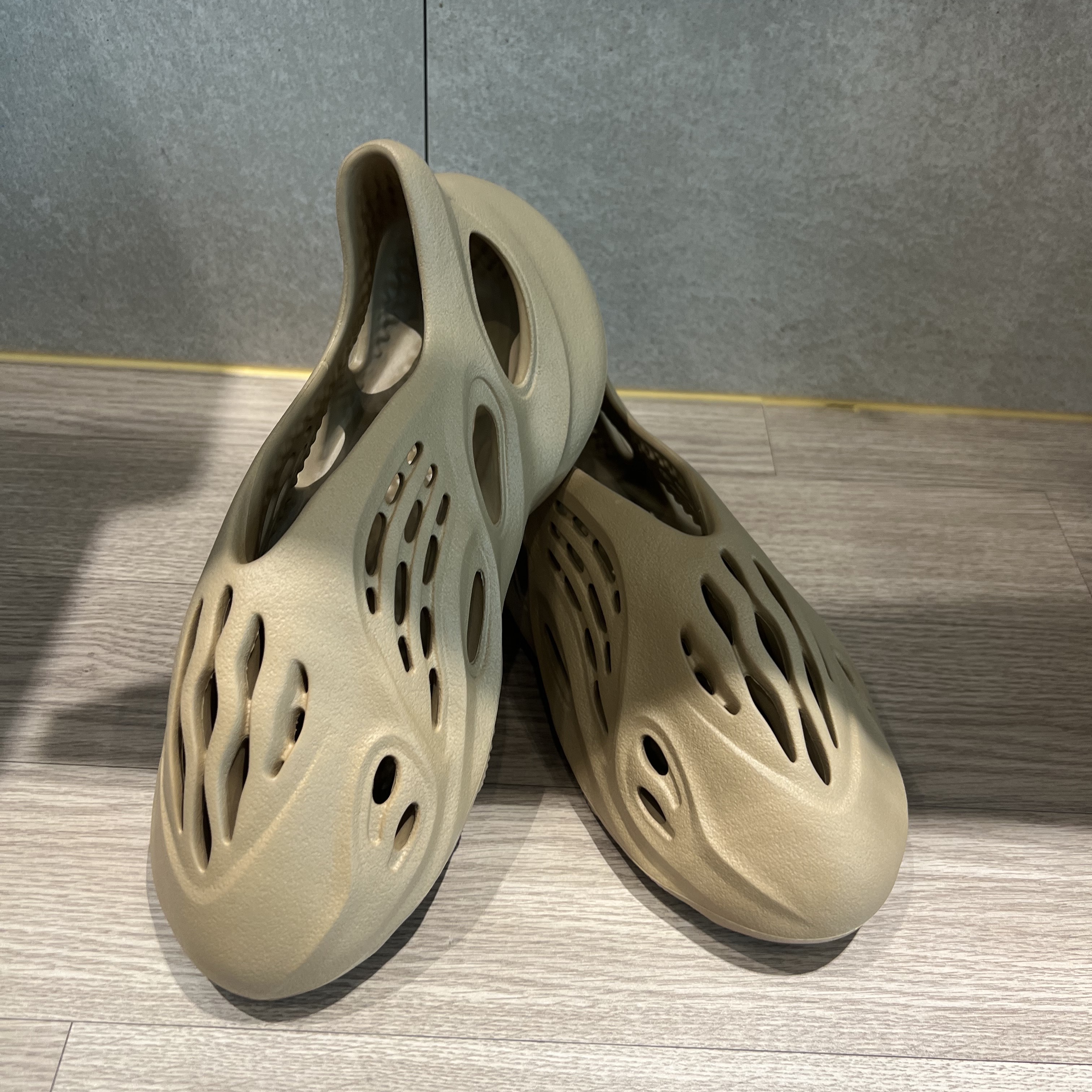 Adidas Yeezy Foam RNNR Clay Taupe 착용 스타일