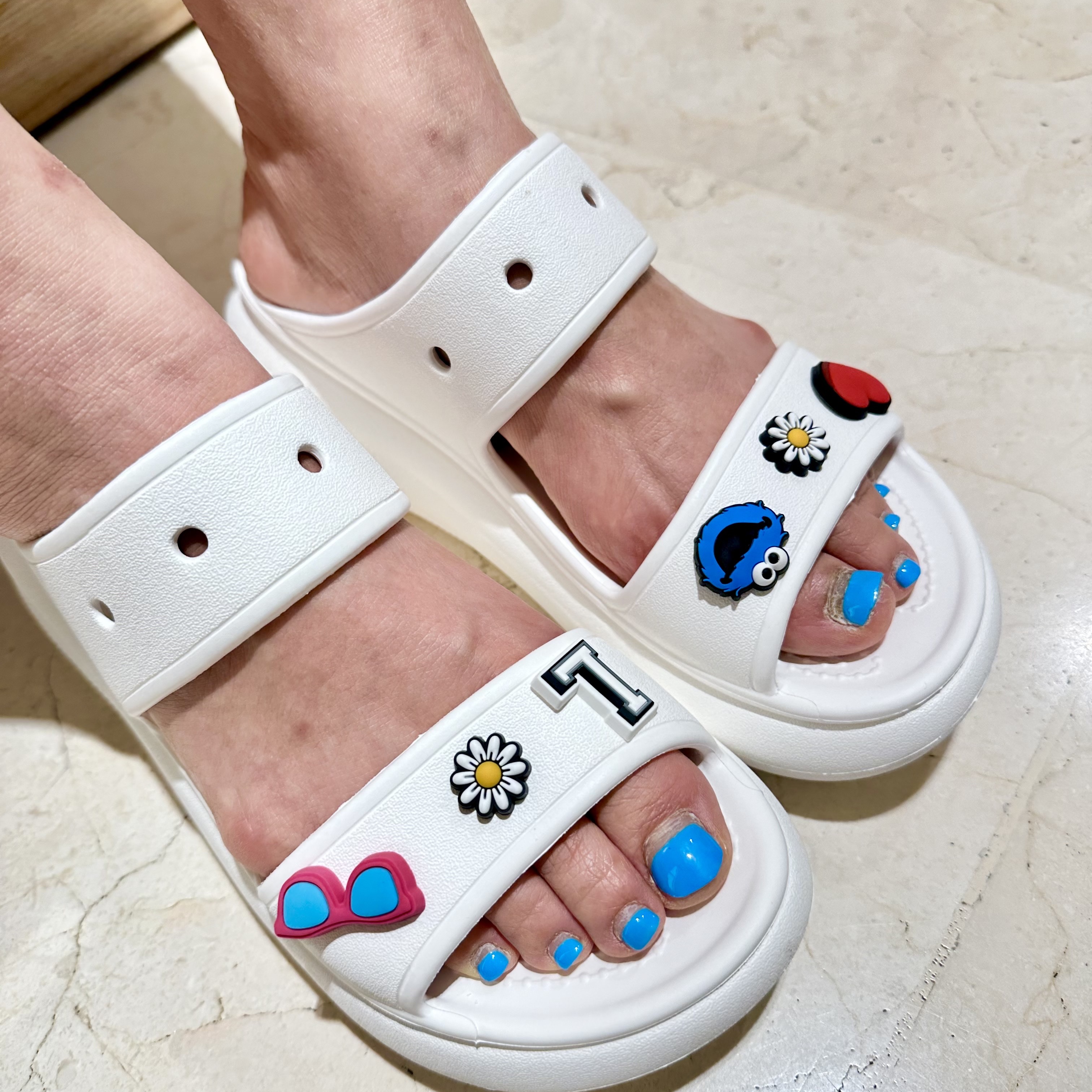 Crocs Classic Crush Sandal White 착용 스타일