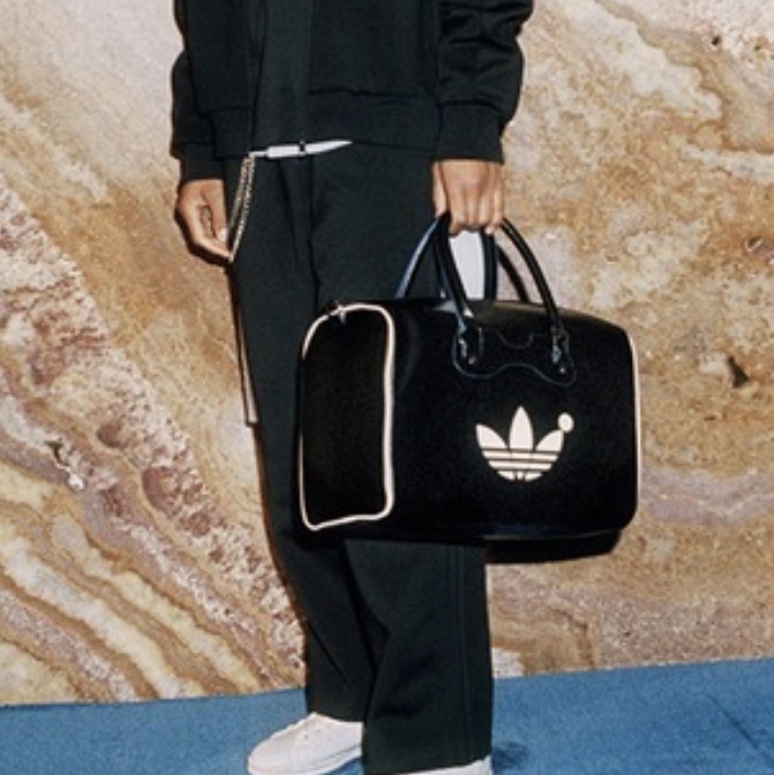 Adidas Blue Version Duffle Bag Black 착용 스타일
