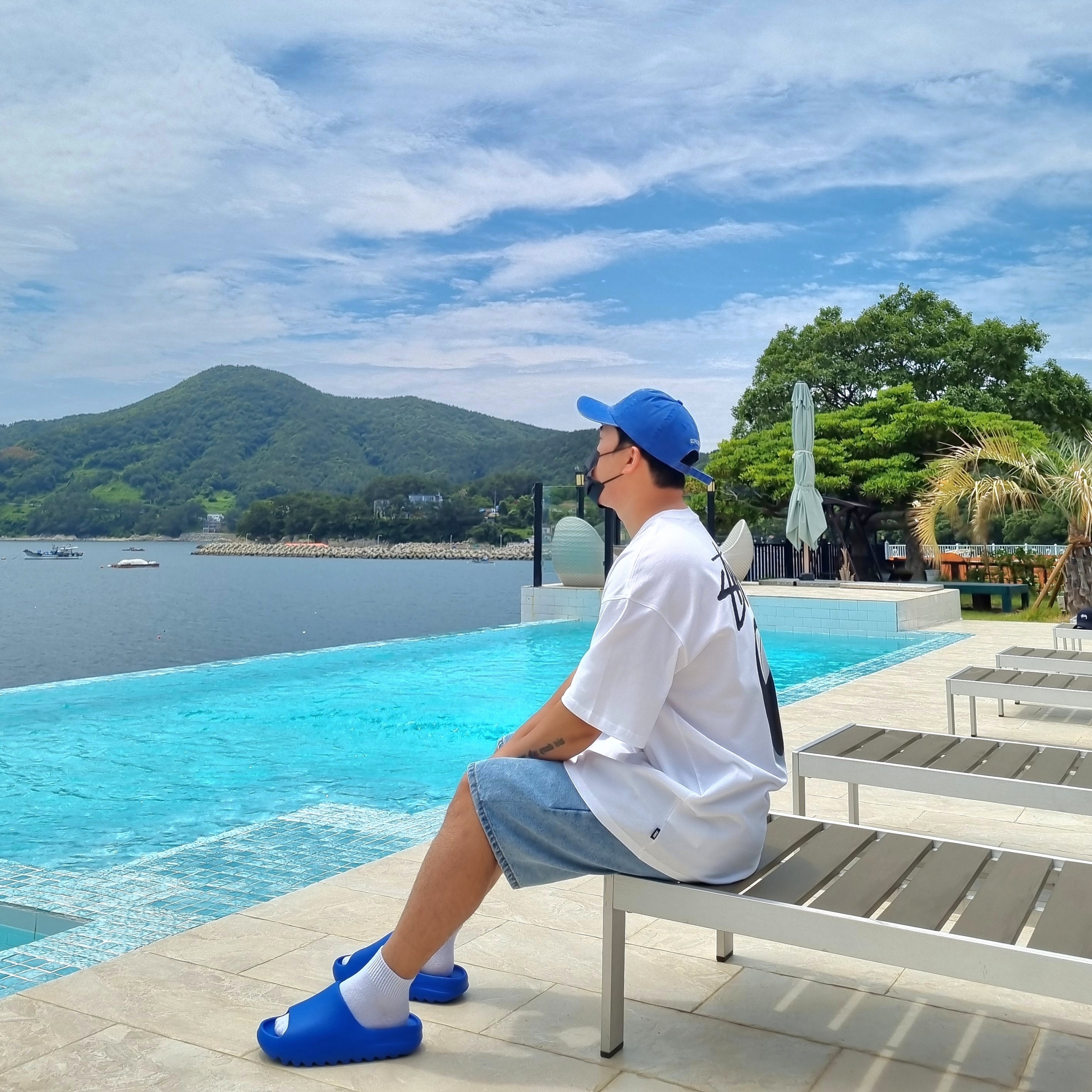 Adidas Yeezy Slide Azure 착용 스타일