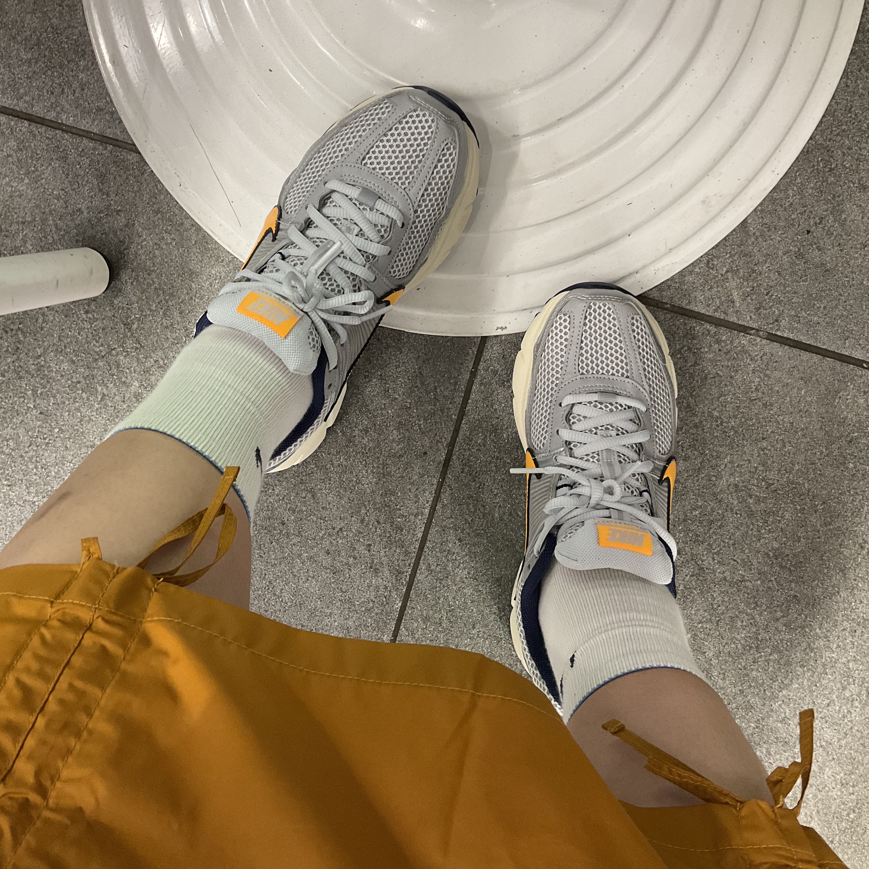 Nike Zoom Vomero 5 Pure Platinum and Laser Orange 착용 스타일