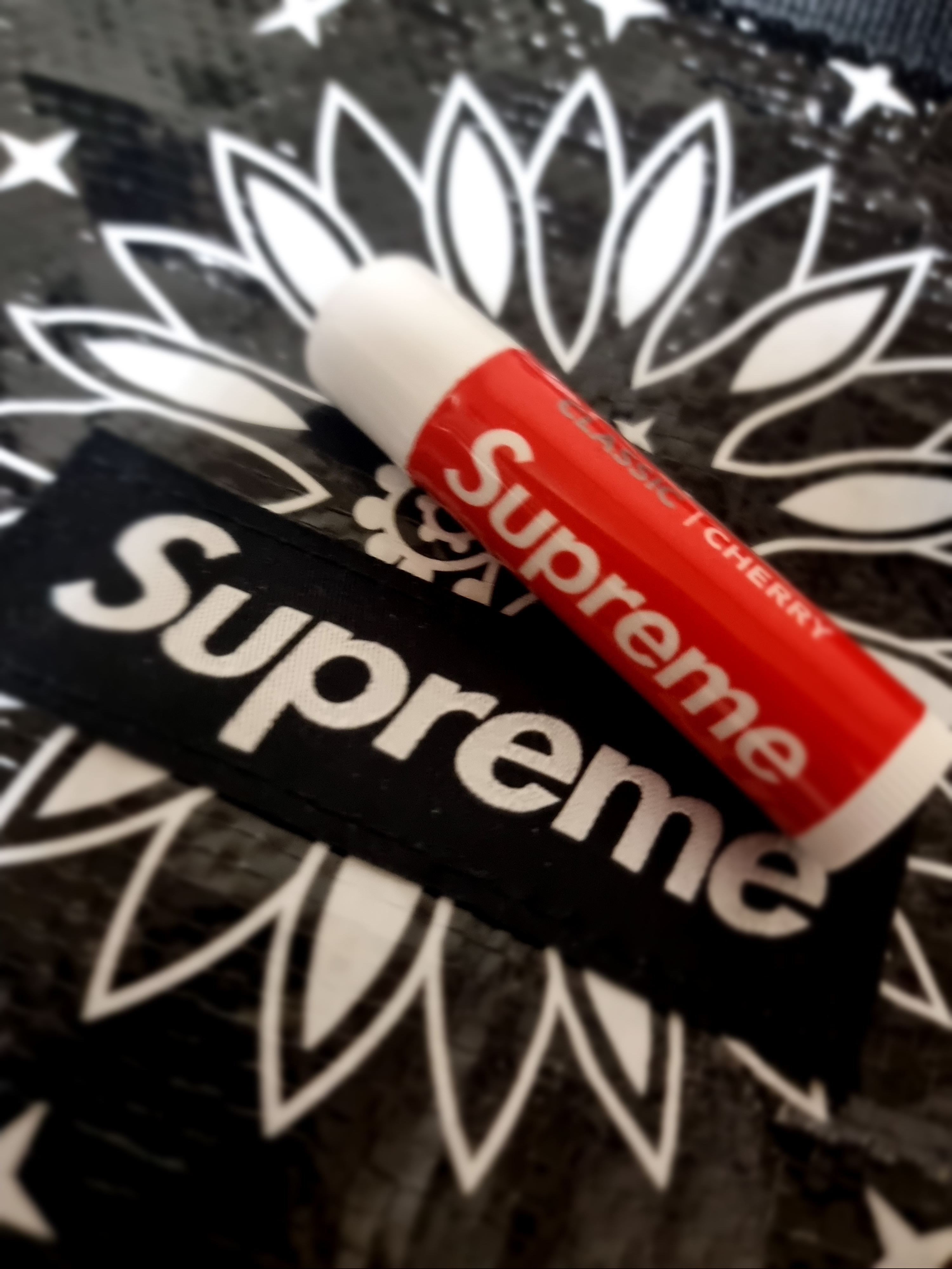 Supreme Bandana Tarp Side Bag Black - 21SS, Supreme Chapstick Red (3 Pack) 착용 스타일