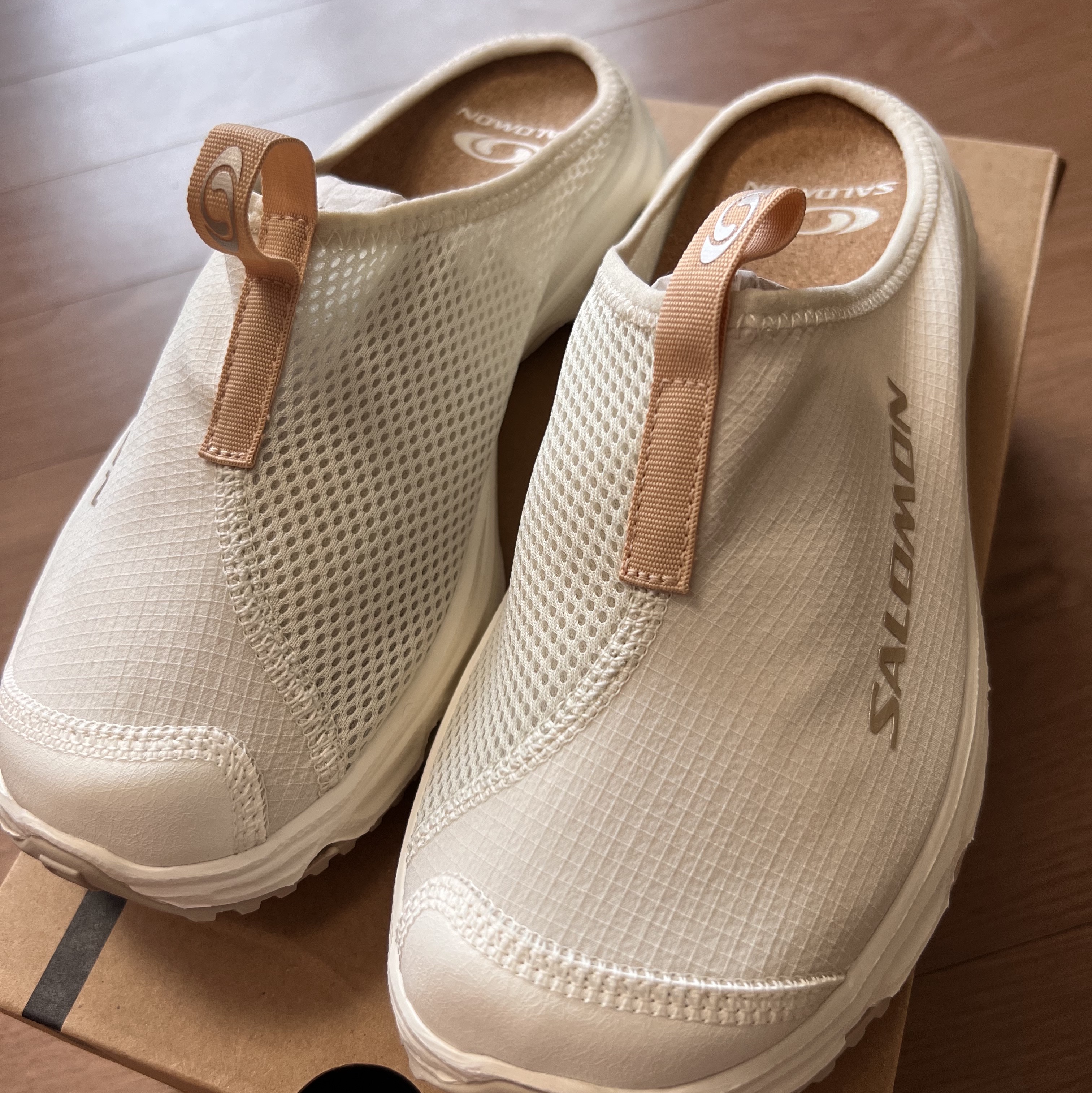 Salomon RX Slide 3.0 Almond Milk Aloe Wash 착용 스타일