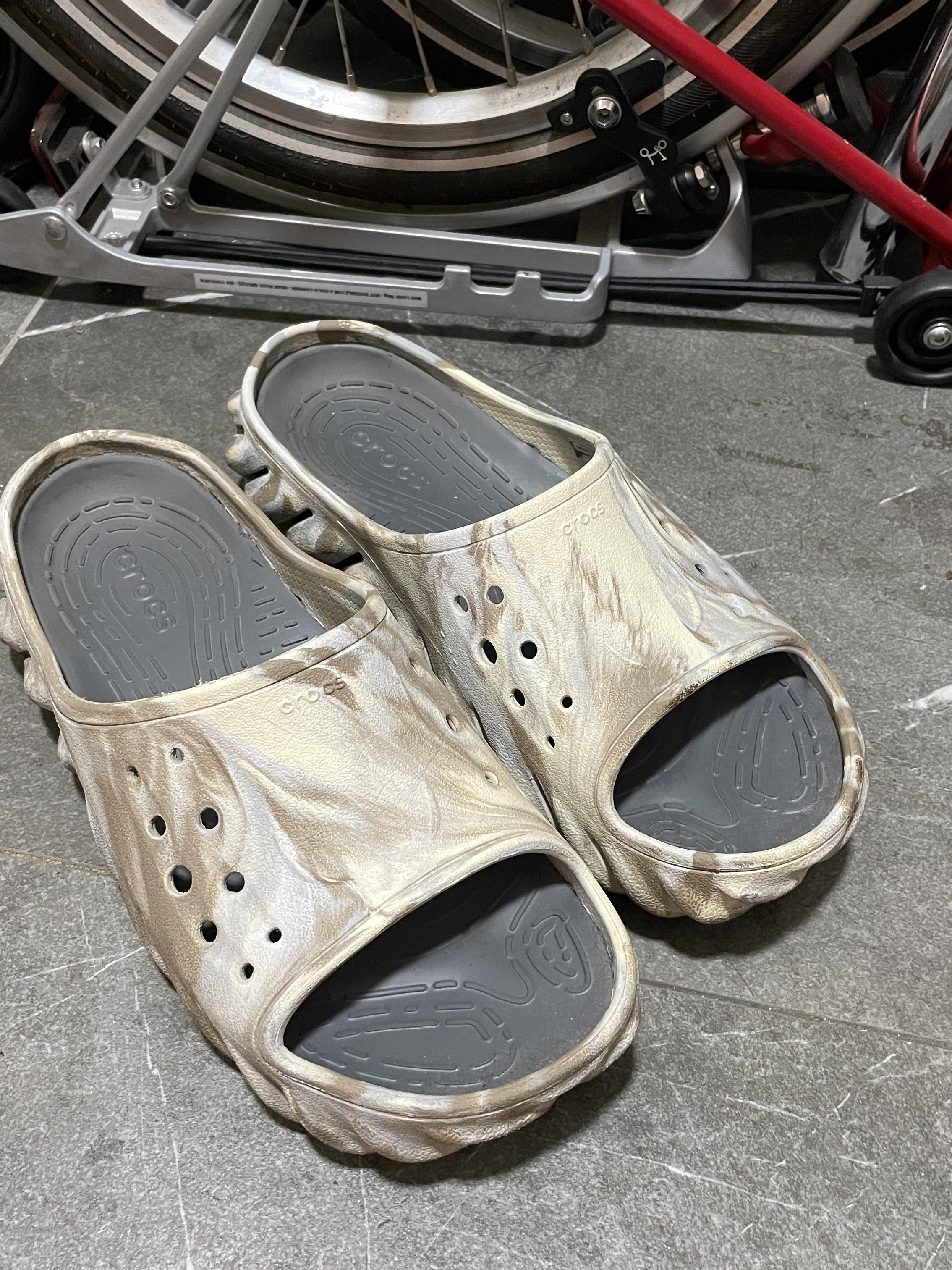 Crocs Echo Marbled Slide Bone Multi 착용 스타일