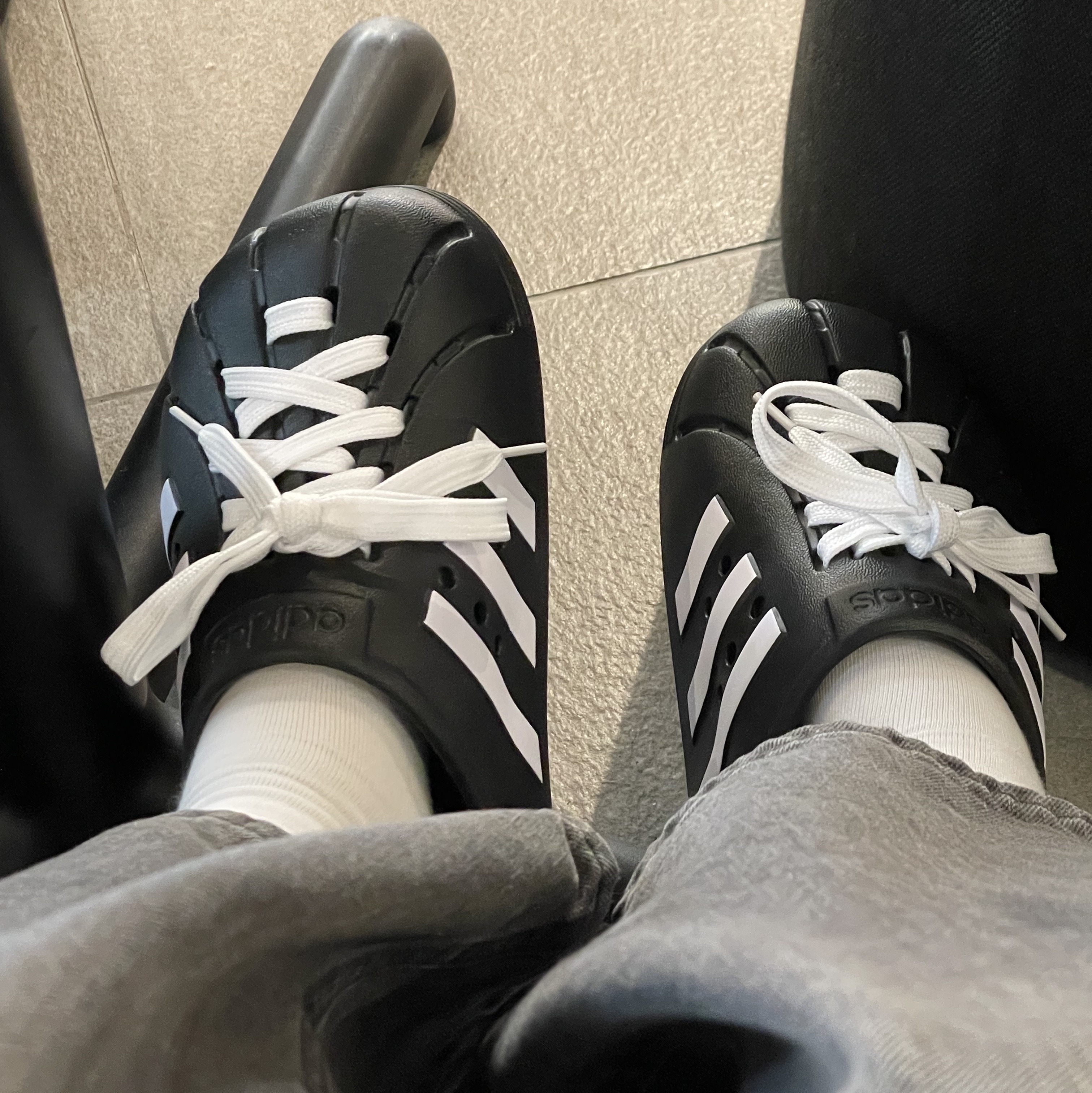 Adidas Adilette Clog Black White 착용 스타일